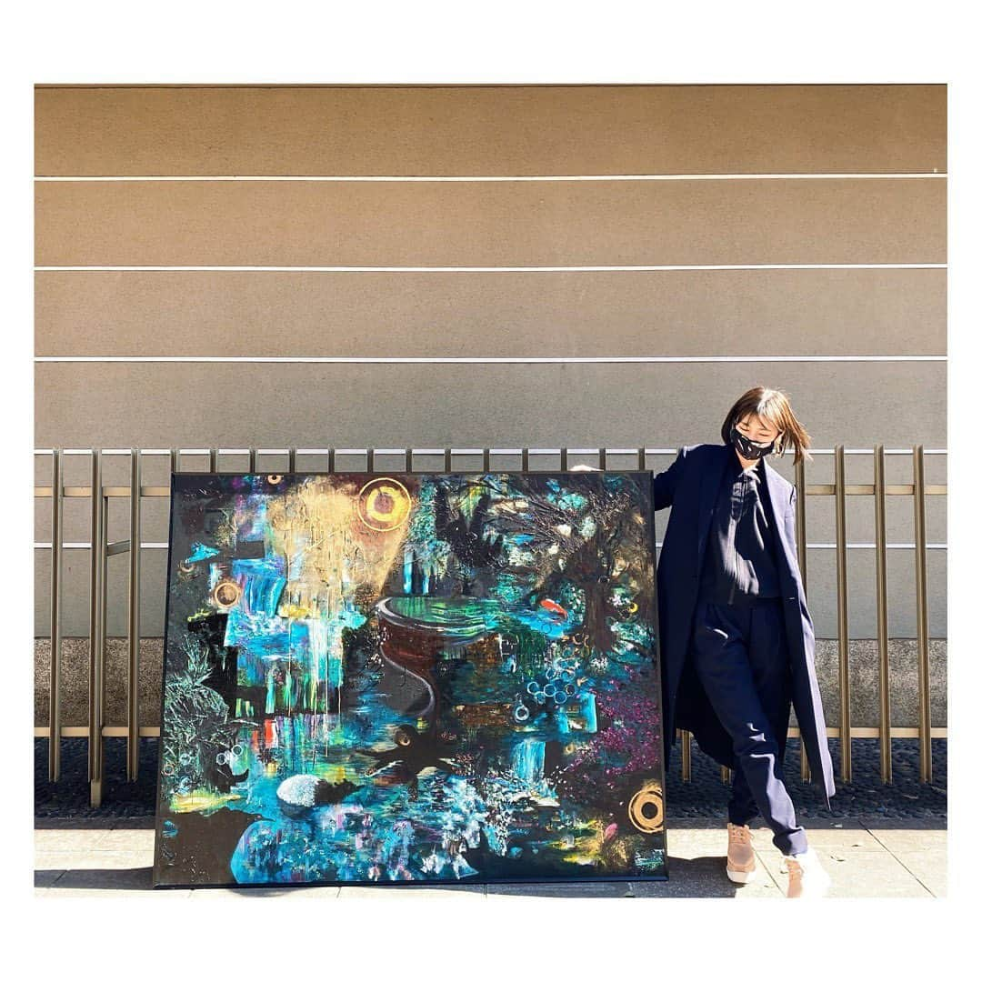 大塚愛さんのインスタグラム写真 - (大塚愛Instagram)「去年描いていた油絵が完成を迎えました。  初めての100号サイズ。  何を描くか決めないで描いていたら、いつのまにか  廻り回ってフィナボッチ数列のように  月と太陽が並べば  陰に潜む生き物が動き出したり。  最後はひたすら引き算でした。  次はデザイン的なものもやっていきたいな。  AIO　#Φ #円 #縁 #end #art #油絵 #fantasy」3月12日 20時44分 - aiotsuka_official