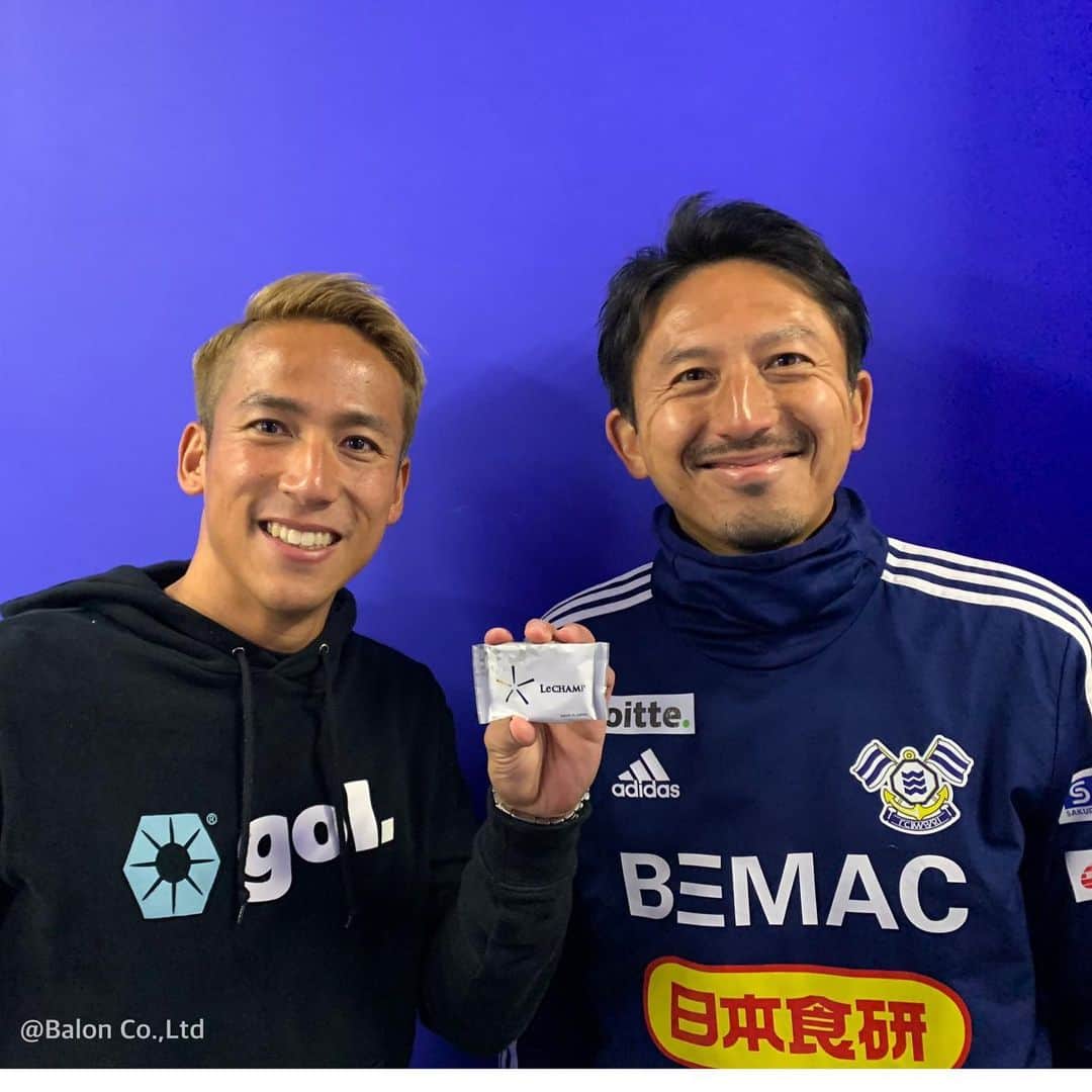 夛田凌輔のインスタグラム：「@lechamp_japan からお知らせです📣  “Jリーグ2021シーズン開幕キャンペーン”  昨年11月に発売したLeCHAMP重炭酸泉タブレットですが、発売時のキャンペーン以来とても多くの方にご購入いただいています✨  通常はお近くの取扱店でお買い求めいただいていますが、4/2までの期間限定でInstagramフォロワー限定のキャンペーン第二弾を開催します🙌  ①LeCHAMPパートナーズのいずれかの選手のフォロワーの方で、②且つLeCHAMP公式アカウントもフォローしてくださる方限定のキャンペーンです♨️  2021シーズンのスタートに合わせて、商品の合計金額12,000円(税抜)以上ご購入の場合は合計代金から2,021円引き、さらになんと！送料も無料とさせていただきます❗️  30錠入り・7錠入りのどちらでも、どんな組み合わせでもOKです🙆‍♂️ 日常使いやお友達へのプレゼントにはもちろん、ぜひ今季応援する選手への差し入れ用にもお使いください💪選手に食べ物などの差し入れをなかなか出来ない昨今ですが、入浴剤はどんな選手もきっと喜ぶと思います😊⚽️  ご希望の方は、LeCHAMP公式アカウントにDMで希望商品をお知らせください💡 折り返し担当者からご購入方法についてご連絡します🧑🏻‍💻  30錠入り、、、8,800円 7錠入り、、、2,100円  です。  #LeCHAMP #ルシャン #LeCHAMP重炭酸泉タブレット #入浴剤 #アスリート #サッカー #コンディショニング #疲労回復 #夛田凌輔 #sc相模原」