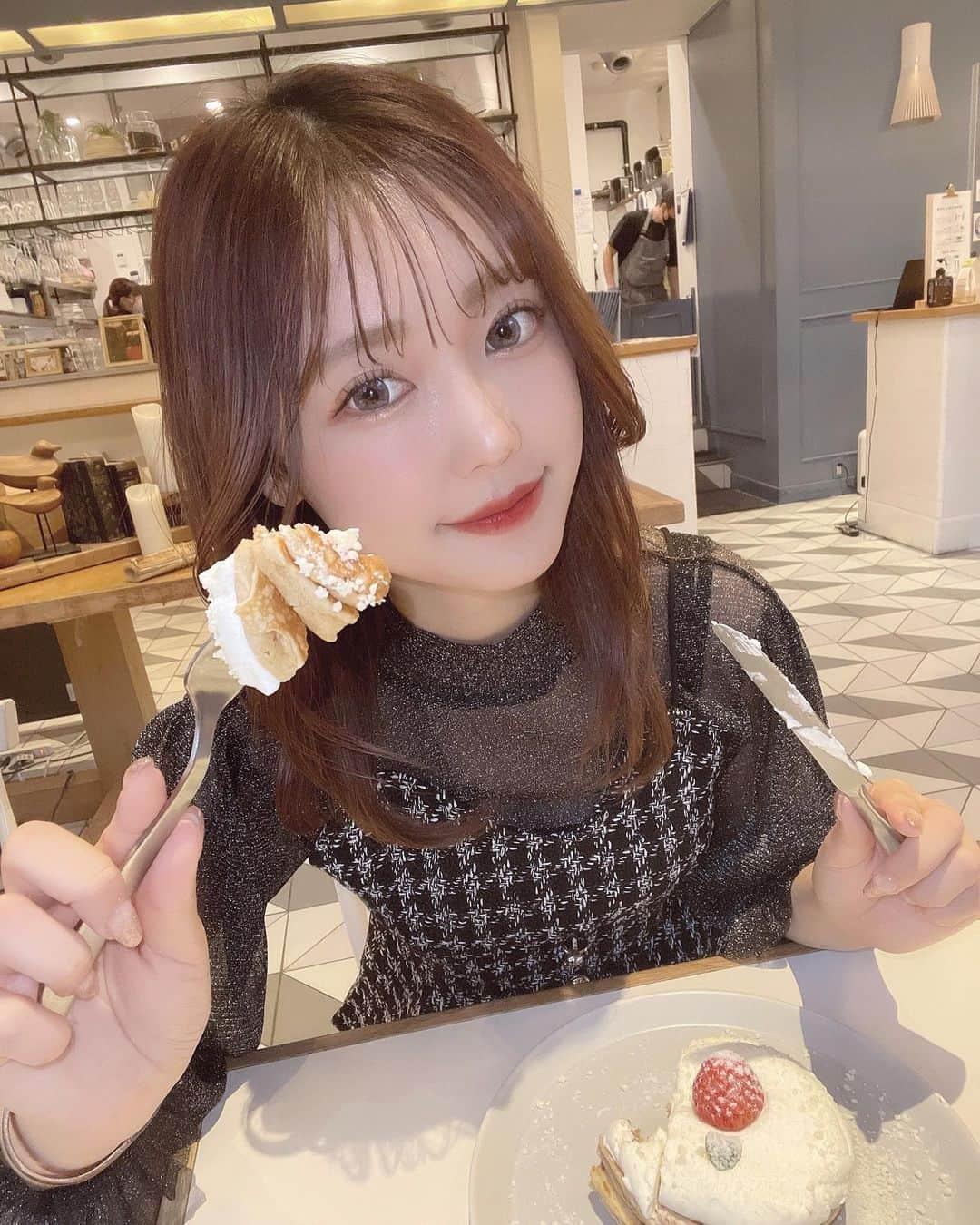 yuukachiさんのインスタグラム写真 - (yuukachiInstagram)「あーん♥️♥️  一緒にパンケーキはどうですか？？☺️  スワイプしてみて！7コマ📸 色んな表情のゆうかが楽しめるよ！！笑 何枚目が好きですか？//  ここのパンケーキ美味しかった🥞やちとカフェ活♡ グランフロントの北館1Fにあるよ！ やちに教わってあざとショット撮ってみた😋てへ  #梅田ランチ#梅田カフェ #パンケーキ#グランフロント #スーホルムカフェアンドダイニング」3月12日 20時45分 - yuuka_stagram