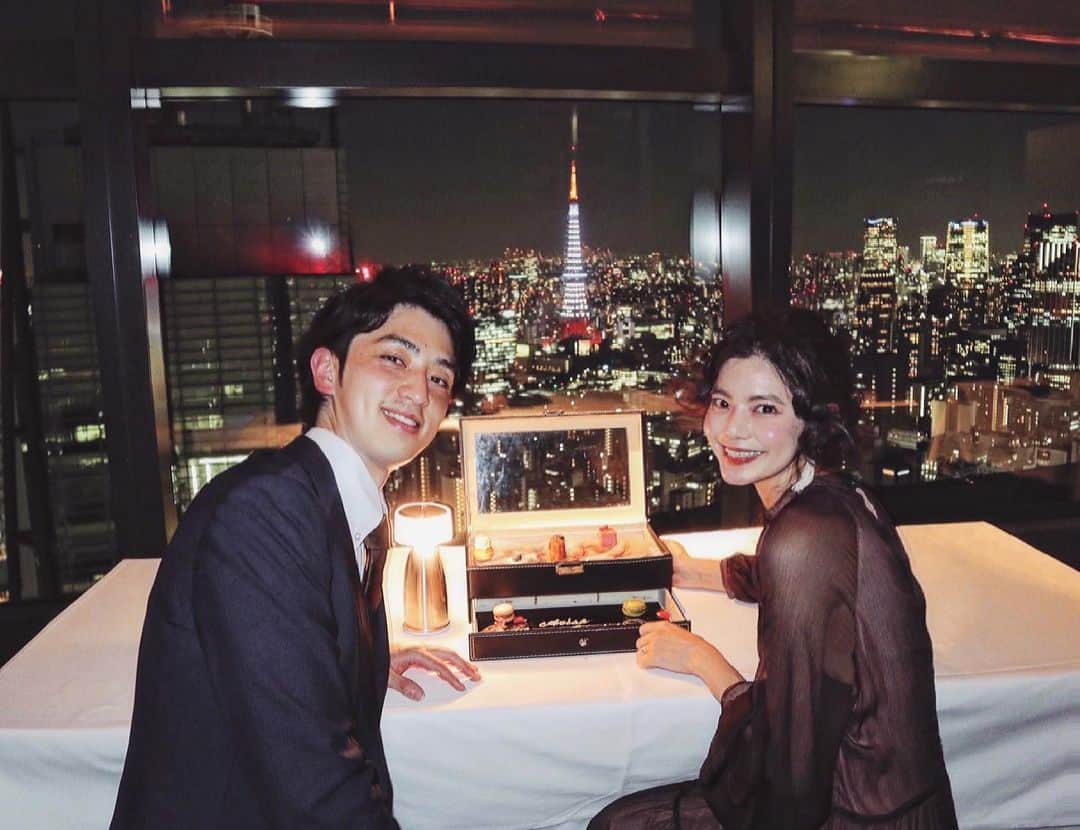 畑有里紗さんのインスタグラム写真 - (畑有里紗Instagram)「昨日の誕生日ディナー🍽🗼 お仕事忙しいのに 当日1日休みとって一緒に過ごしてくれた🥺 このご時世でも楽しめるように いろいろ考えてくれてありがとう♡♡  出会った頃は10代やったけど 翔ちゃんと一緒に歳を重ねていけて嬉しいな＾＾ 27歳のわたしもよろしくね❤︎  昨日の投稿にコメントくださった方々も ありがとうございました🥰  @sho_arii.wedding  #誕生日#27歳#夫婦の時間#誕生日ディナー #夫婦#ありーとしょーちゃん#5歳差夫婦 #ディナー#夜景ディナー#東京タワー夜景」3月12日 20時46分 - arii_m36