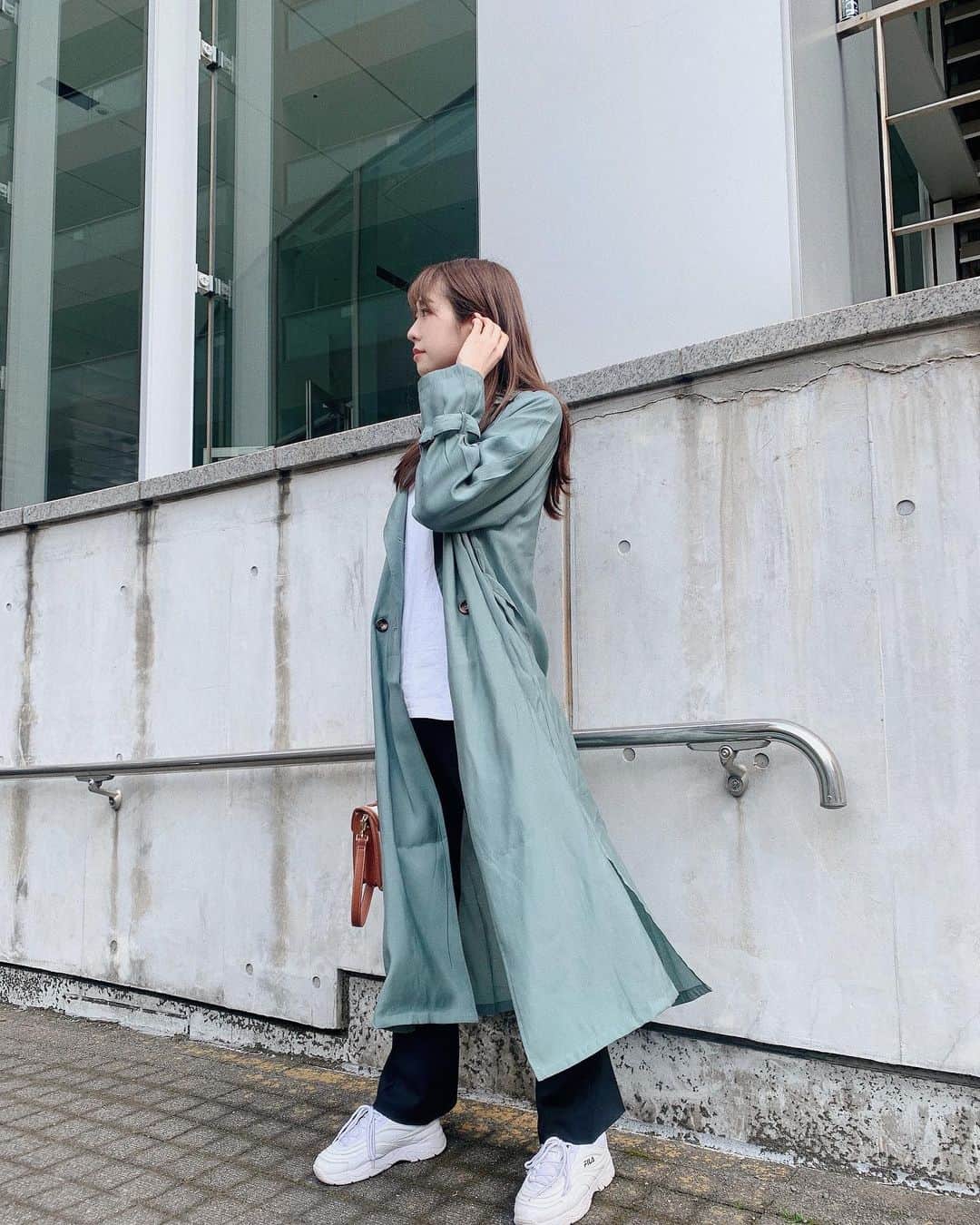 のインスタグラム：「𓂃 𓈒 𓂂𓏸  暖かくなってきたので春アウターの準備を🌷  @fifth_store で くすみグリーンが可愛い シアー素材のカラートレンチコートget🌿♡  テロンとした肌触りの良い生地で さらっと羽織れて軽いのも◎  167cmでMサイズ着用です⇅ 丈感もちょうどよかった♡  春に活躍してくれそう〜☺️💐  #fifth #fifthtl #outfit #code #coordinate #fashion #フィフス #春コーデ #カジュアルコーデ #大人カジュアル #シアーロングトレンチコート #トレンチコート #トレンチコートコーデ #春コート #カジュアル #トレンド #高身長コーデ #167cmコーデ」