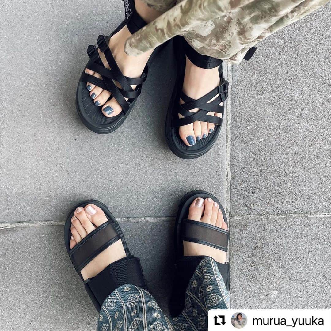MURUAさんのインスタグラム写真 - (MURUAInstagram)「@murua_yuuka ・・・ . SHAKAのサンダル🩴 履きやすすぎて...早く私もゲットしたいなあ💭 runway channelにあるので Checkしてみてね👀」3月12日 20時50分 - murua_by_staff