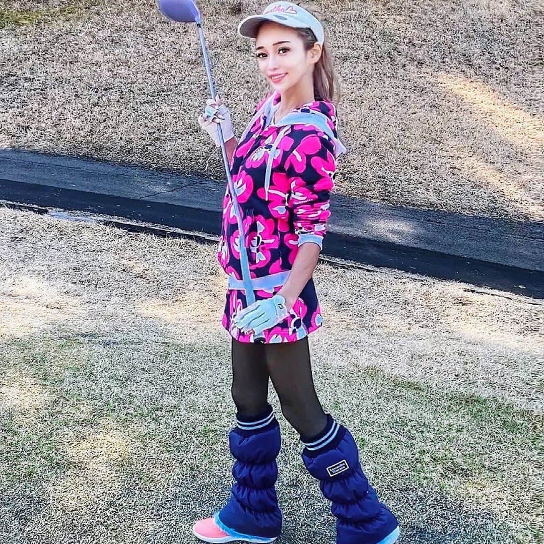 のインスタグラム：「. .Do you like golf ✨ I finally made my golf debut ♥ ️ I'm a complete beginner so I'm not good at it🤣🤣‼️🎶 . . .いえい😍❣️✨ついにゴルフデビュー致しましたᐡ•͈ ·̭ •͈ᐡ‼️✨ . . .まったくの初心者すぎて未知な世界でした😭😭めちゃくちゃ疲れた🤣🤣下手くそすぎて走りっぱなしやないか‎߹‪ᯅ߹ww . . .今年はゴルフに力を入れたいな♥️♥️頑張るんば✨⭐️💫🔆 . . .♡┈┈┈┈☘️┈┈┈┈🍙┈┈┈┈┈✿┈📣♡ . . .ゴルフウェアが可愛すぎてあかん😳😳 .@pearlygates_official の新作にサマンサだよん✨✨珍しくゴルフウェアはピンク😉‼️ . . . . .🏌️‍♀️ . . . . . . . . #ゴルフ女子 #ゴルフコーデ #ゴルフ好きな人と繋がりたい #ゴルフ初心者 #ゴルフウェア #ゴルフ女子コーデ #golfstagram #golfwang #golflife #golfaddict #golfpro #golfwear #sportsfestival #sportswear #ゴルフ部 #pearlygates #スポーツウェア　#初心者」