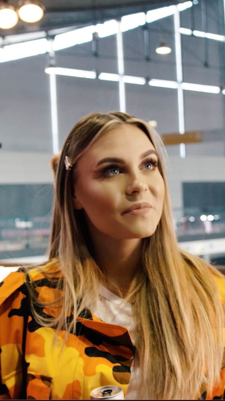 Dagi Beeのインスタグラム：「An IGTV Exklusive Series - produced by @beetiquestudios   Und damit auch die letzte Folge der „BEHIND THE BRAND“ Serie. Somit ein „Schlusswort“ zu allen Folgen und ein paar Impressionen meiner letzten Tagen auf deiner Beauty Messe - Ich hoffe Ich konnte euch mehr Transparenz in diese Welt geben, von der Ihr nur oberflächlich was mitbekommt.  Es war mal was anderes hier auf meinem Instagram Kanal, aber ich hoffe es hat euch gefallen 🙈 Ich hoffe Ihr freut euch & ein Riesen Dankeschön an alle die mitgewirkt haben 🖤」