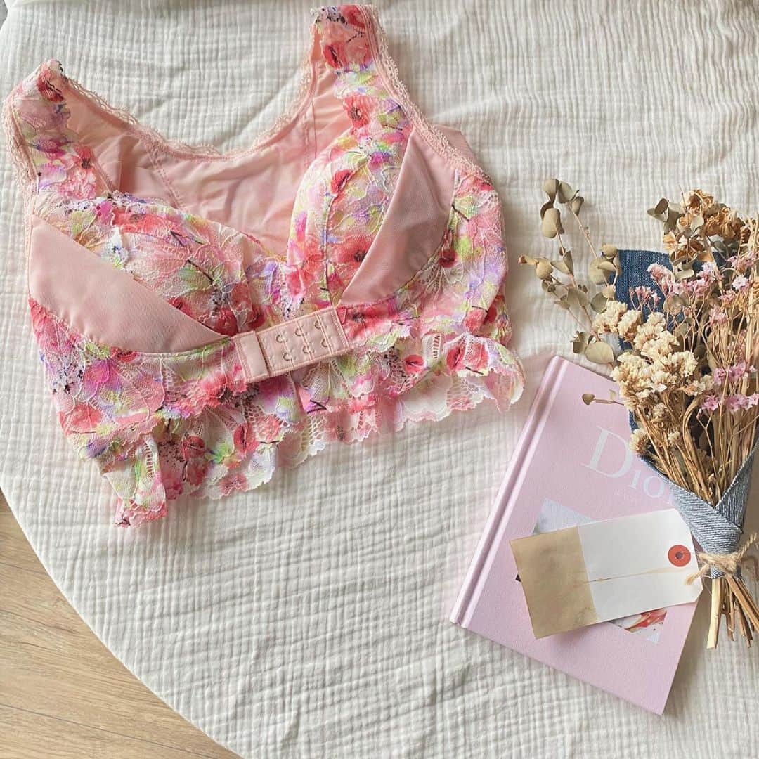 のインスタグラム：「凛とルームブラの限定新色get✴︎ すごく春らしくて素敵🌸  最近は家にいることが多いから、おうち時間では可愛い花柄で明るい気持ちになりたいなって(*^^*)  脇高だからしっかりホールドしてくれるけど、過度な締め付けが無くて快適です🤍 家での作業捗れそうっ٩( 'ω' )و✨  #凛とルームブラ #期間限定 #ノンワイヤーブラ  #ルームブラ #ナイトブラ  #アンジェリール #angellir #roombra #pr」