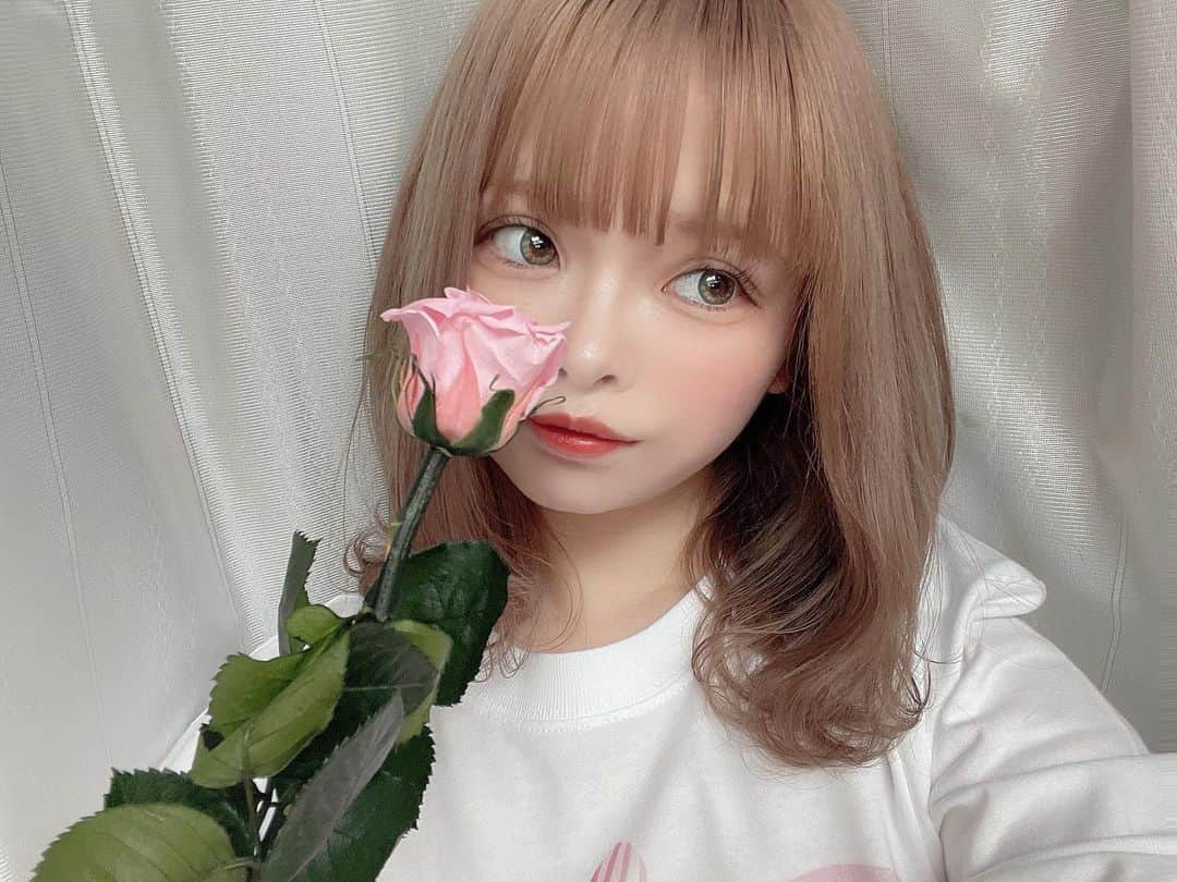 のインスタグラム：「元々あるロレアル パリの﻿ オイルトリートメント(ボトルタイプ)﻿ が、いっこいっこ切り分けできて﻿ 持ち運びしやすいサイズのドロップレットになった💧💧﻿ ﻿ ﻿ ポーチにも入れられるから﻿ 急な予定できてもいつでもヘアケアできるの嬉しい👼💭﻿ ﻿ ﻿ ﻿ ﻿ フローラル系のかわいい女子！って感じの香りで﻿ 香水であったら確実にほしいな、、、！﻿ ﻿ ﻿ ﻿ かなりのブリーチ毛のわたしでもまとまってツヤもでて感動した、、もうボトルでかう、、🥺﻿ ﻿ ﻿ ﻿ 気になってた人は﻿ お試しで買ってみるのに﻿ いいお値段なのでぜひ使ってみてほしいです👼﻿ ﻿ ﻿ ロングボブの私で一個使ってちょうどいいくらいでした✌︎🐰﻿ ﻿ ﻿ ﻿ ﻿ ️﻿ #うねりに負けるな ﻿ #ロレアルパリ ﻿ #ロレアルパリヘアオイル ﻿ #ドロップレット﻿ #PR﻿」