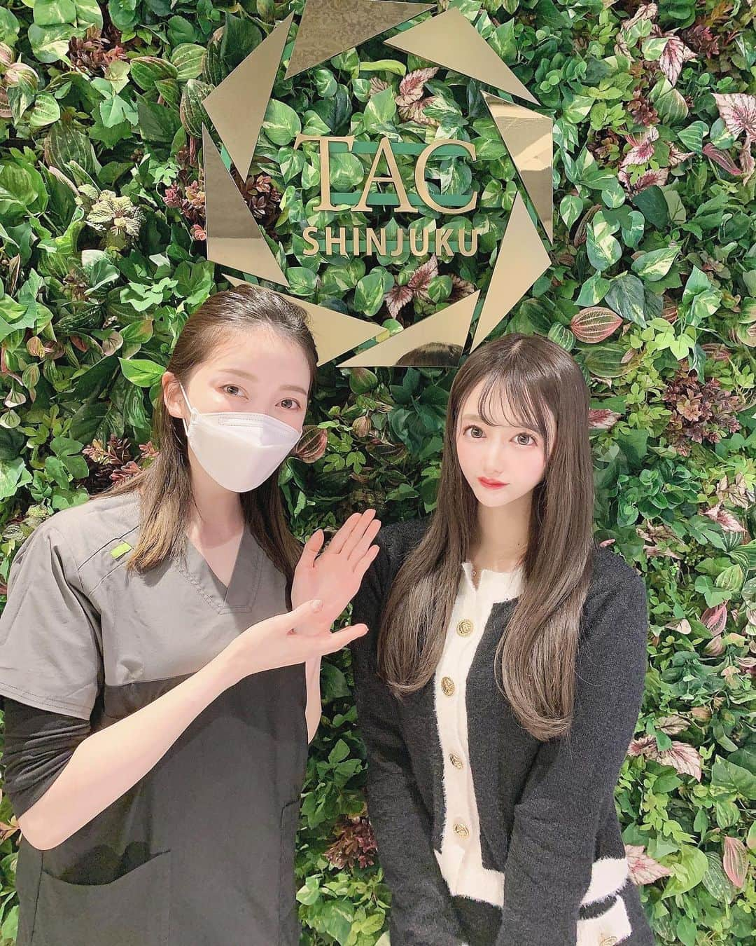 mireiのインスタグラム：「. 今日は新宿TAクリニック(@shinjuku_tacclinic_gallery )さんに行ってきました(*´˘`*)💕  #ツヤ肌コラーゲンリフト と #ジョールファット除去 をしてもらいました💉♡  糸リフトは1回やったことあるけど もっとぎゅいーん！って感じた！！ 糸リフト有名なだけあって凄い効果ありそう🥺💓  ジョールファットは口横の脂肪です！ 気になってたところだから完成楽しみです🙈💓  担当していただいたのは(@dr_okutsu_tac )先生🎀 本気で美人で、可愛いですねってずっと言っちゃった🥰 そんな美人な先生に施術してもらえたので全然不安もなくできました💓  看護師さんもみんな優しくて手術も平気だったよ〜！☺️ 今は直後でパンパンに腫れてるけど 経過またレポしますっ🐰🌸  3月末もTAクリニックさんにお世話になるのでそれも楽しみ😭💕 . #新宿taクリニック #taクリニック #美容整形 #糸リフト #ジョールファット #新宿 #銀座taクリニック #整形」