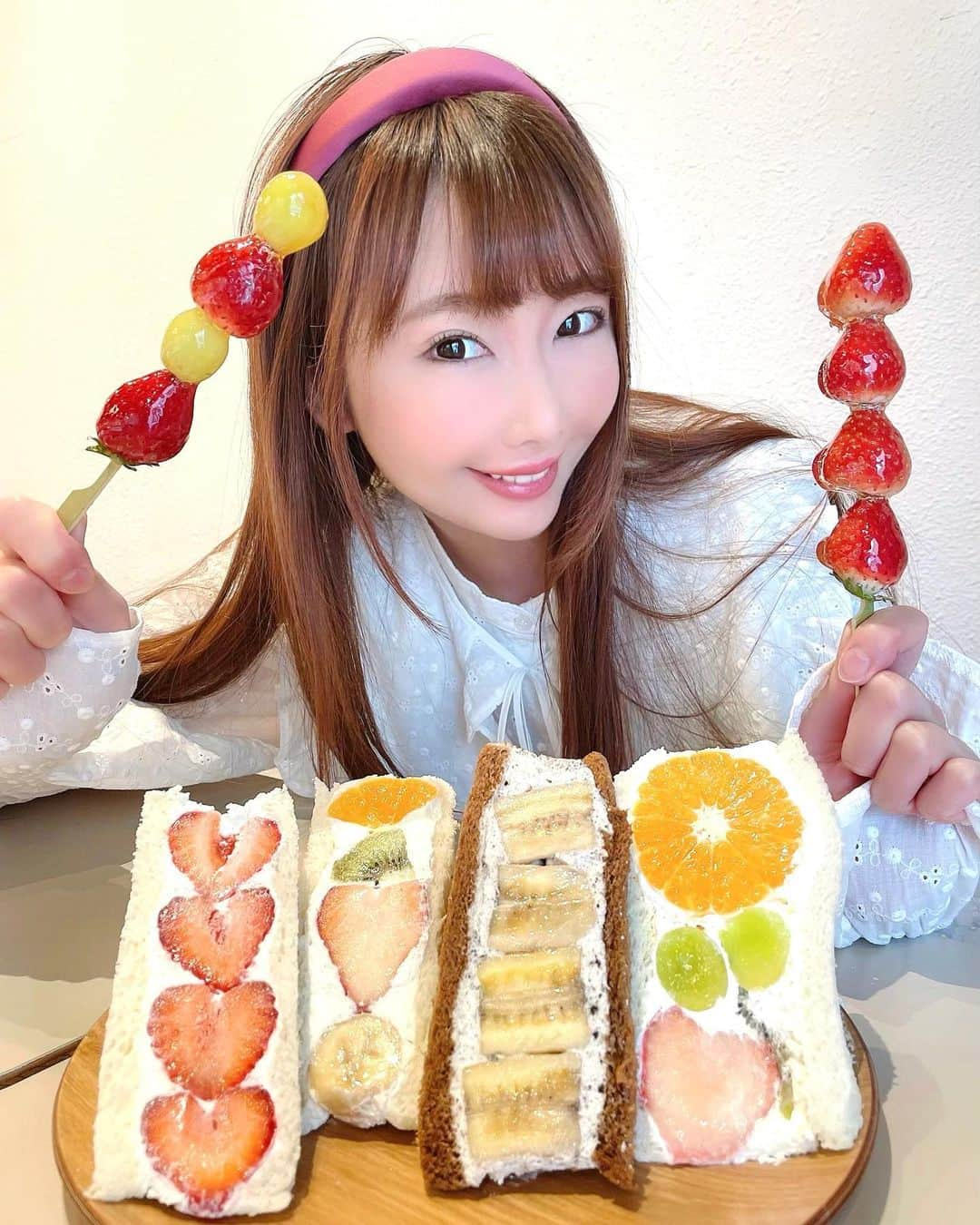 坂地久美さんのインスタグラム写真 - (坂地久美Instagram)「🍊🥝🍓Mrs.FruitsParlor SUN🍓🥝🍊  色鮮やかなフルーツサンドとフルーツ飴💕  フルーツサンド大好きなんだけど、今まで食べたフルーツサンドで1番美味しかった🥺  フルーツが市場直送だからすごく新鮮で、ホイップクリームがフワッフワ〜っで☺️  毎日食べたーーいっっ🍓🍌  @mrs.fruitparlor.sun   絶対また来る💓  #ミセスフルーツパーラーサン #フルーツパーラー #市場直送 #フルーツサンド #練馬グルメ #練馬カフェ」3月12日 21時09分 - sakachikumi