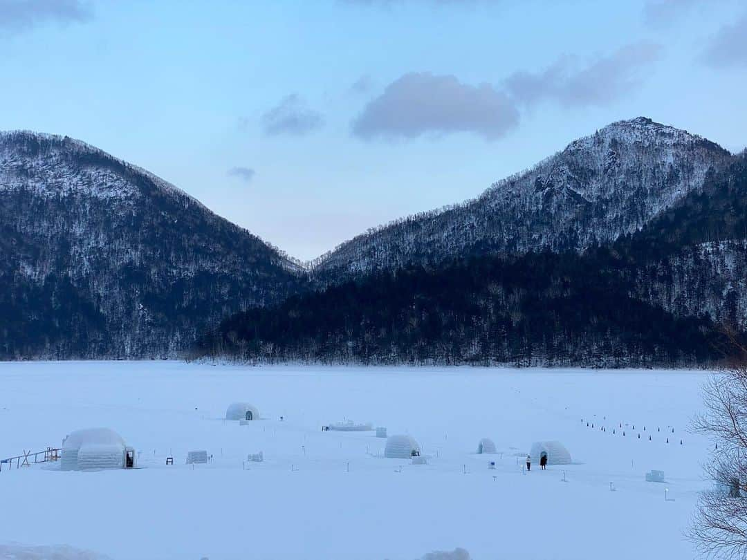 藤堂なえみさんのインスタグラム写真 - (藤堂なえみInstagram)「大きいかまくら作るの得意です❄️☃️🌨✨  #北海道 #コタン #然別湖 #然別湖コタン  #雪国 #鎌倉 #コタン温泉 #足湯 #旅行 #旅行好きな人と繋がりたい #自由な生活 #フリーランス #フリーランス女子 #趣味にいきる」3月12日 21時12分 - naestagramdayo