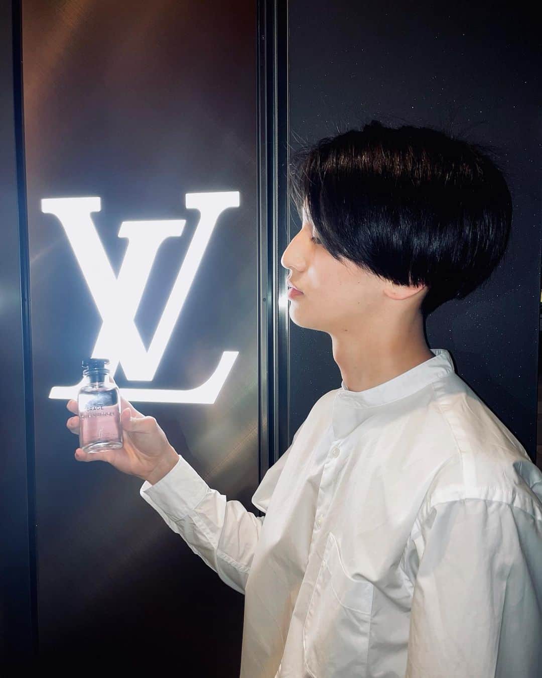 佐久間美波さんのインスタグラム写真 - (佐久間美波Instagram)「LOUIS VUITTONの香水をGETしました！ とてもいい香りに包まれてます～ #louisvuitton」3月12日 21時12分 - mi_na_mi_628