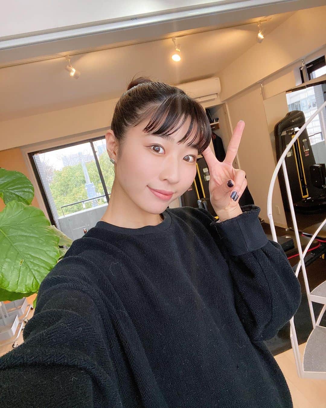 Chiharuのインスタグラム：「💜メンバー登録スタートしました💜 今だけ、マンツーマンのオンラインパーソナル25分がついてます🥰(3/31以降は15分なのでお早めに✨)  オンラインサロン、 【FEELMeフィットネスデザイン工房】は、フィットネスで心と身体をデザインしてゆく、オンラインジム型のサロンです。 家トレ派の皆さんへ、美尻美脚中心のプログラムメニュー40分を毎週配信していきます！その他にもチャットルームなど用意してますので緩く繋がれるフィットネス仲間ができます♡(月額1000円〜)  子育て世代のママさん🤱 "小さな挑戦"で人生をもっと楽しみたい方🧚🏻 スタートアップのサロンを共に試行錯誤しながら盛り上げてくれる方！笑🙋‍♀️🙋‍♂️ 愉快なメンバー募集します🎵  登録はプロフィールのリンクからできます✨  レッスンは4月スタートです〜！  #ちートレ #オンラインサロン #オンラインレッスン  #オンラインジム #フィットネスで日本を元気に  #フィットネスで広がる輪  #筋トレ動画 #家トレ #お家トレーニング #オンライントレーニング  #くびれトレーニング  #筋トレメニュー #女性パーソナルトレーナー #女性トレーナー #美尻トレーニング #お尻トレーニング  #腹筋トレーニング  #美脚トレーニング  #体幹トレーニング  #背中トレーニング #腹筋女子」