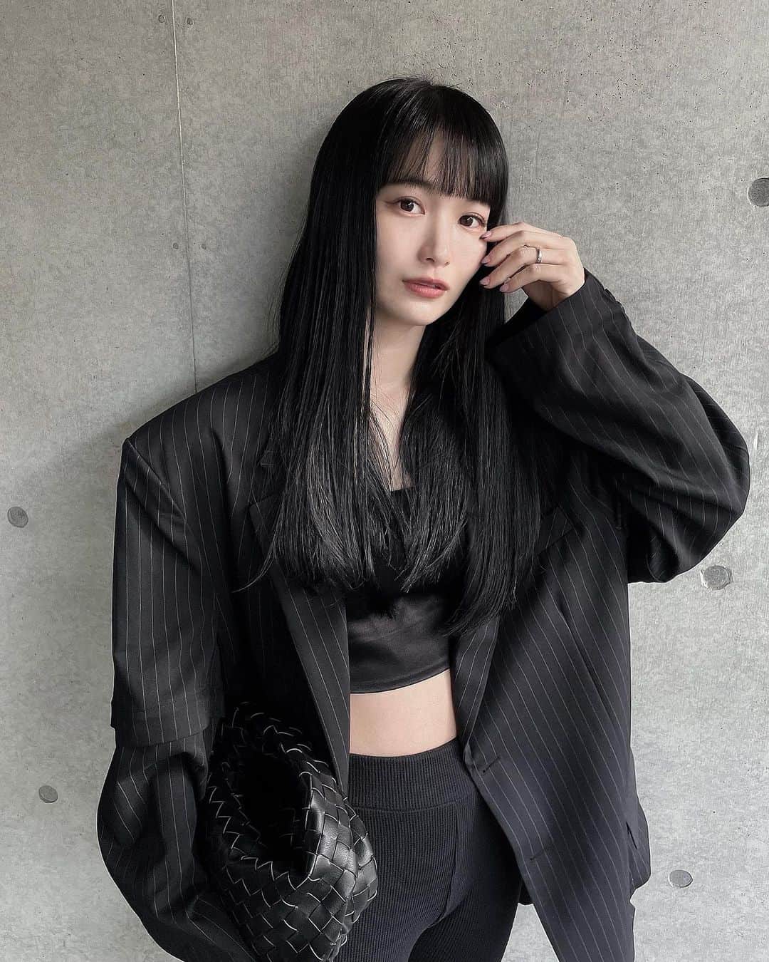 中村くるみのインスタグラム：「初イヤリングカラーෆෆ  4枚目の写真と5枚目の動画は カラーがわかりやすい〜ෆ  今までで1番お気に入りのカラー！ めっちゃ可愛いんだけど！！！ @shinnosuke_suwa ありがとうございます🙇🏻  普通にしてるとあんまりわかんないけど、 結んだり内側ひら〜ってすると見えるの〜 色かわいい〜ෆ  #イヤリングカラー #ノーファンデ」