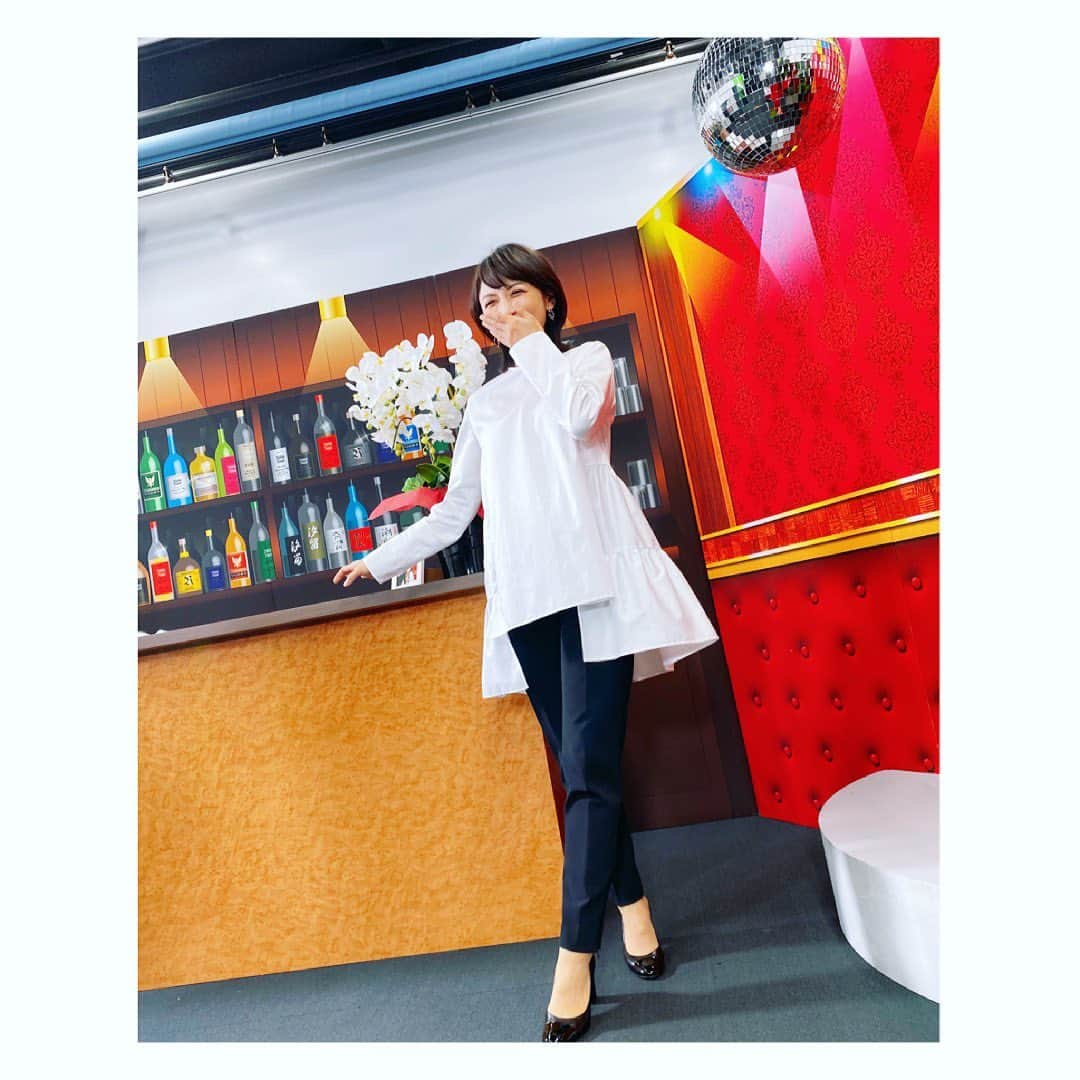 望月理恵さんのインスタグラム写真 - (望月理恵Instagram)「スナックモッチー衣装  トップスが可愛いんです。 2枚目後ろも可愛いんです。  トップス、パンツ共に @yokochanjapan  イヤリング @tsutsumi_pr  何もなければたぶん 放送されます！ ステキな俳優さんが2人。 しかも大好きだったドラマが 映画化されたお話を聞いてます。 早起きしたらぜひ観てください。  なんで笑ってるのか。 わかりませんが楽しかったの でしょう。 #衣装#yokochan#好きなブランドです #笑い方、手を口に持ってくる癖 実は20歳ぐらいの時可愛い人がやってて真似してたら 癖になってしまいました。 今、やめたいけどやめられないw」3月12日 21時19分 - mochiee28