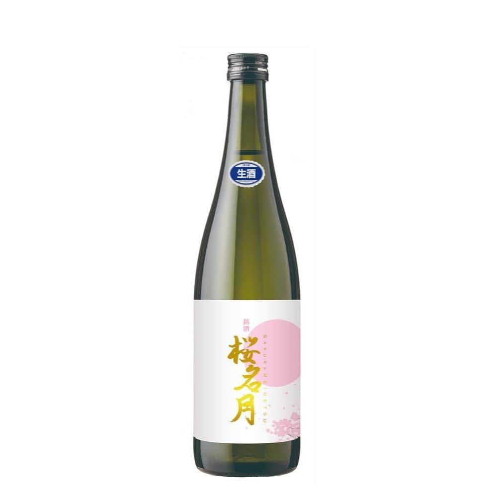 真坂はづきのインスタグラム：「【秋田に春を告げる酒🌸桜名月🍶 数量限定！ネット通販スタート！】  酒米づくりから1年間大事に育てた今年の桜名月🍶 今年はサイトができました！ネット限定ラベル、生酒など購入できます。 約2000本限定。毎年すぐに売り切れてしまう、 秋田に春を告げるお酒です。 桜の開花に思いを馳せながら、このお酒をキュッと。 どうぞお楽しみください💓  ----------------------------------------------  そして、本日発表となりましたが 14年半続いた【ハナキン桜庭編集部】が 3月いっぱいで番組終了致します。 残り２回！  これからの桜庭 みさお　椎名恵　真坂 はづき の個人の活動、さらに３人での新たな挑戦にご期待ください✌️攻めていっちゃうよ❤️  ----------------------------------------------  ▶️https://sakulabo330.theshop.jp/  #福禄寿酒造 #一白水成 #ネット限定 #入手困難 #日本酒 #sake #秋田 #ハナキン桜庭編集部 #桜名月」