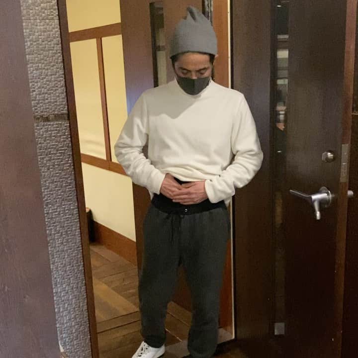 久保田利伸のインスタグラム：「腸のマッサージ中の久保田利伸であります😂  #久保田利伸  #シュールすぎる  #この日は  #スムージーを飲んだ  #察してください😂」