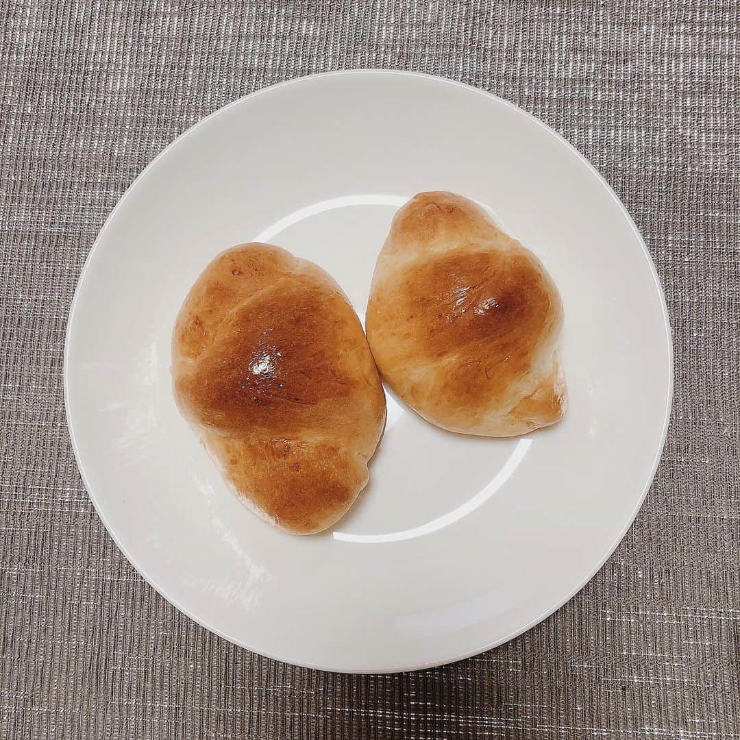 鈴元まいさんのインスタグラム写真 - (鈴元まいInstagram)「初バターロール😋🌀﻿ くるくる巻いても焼き上がりはほぼ丸になってました笑﻿ ﻿ 2枚目はレーズンパンです。🍇﻿ 試しに形ふたつ作ってみたけど食べた感じは変わらず笑﻿ 本物の丸は作るのとっても楽で良かったです🤣﻿ ﻿ ずっと自己流だったけど、明日は初めて﻿ パンを教えてもらいに行くので楽しみ〜！✨﻿ ﻿ #パン作り #パン作り初心者 #手作りパン #バターロール #レーズンパン」3月12日 21時47分 - mai_suzumoto