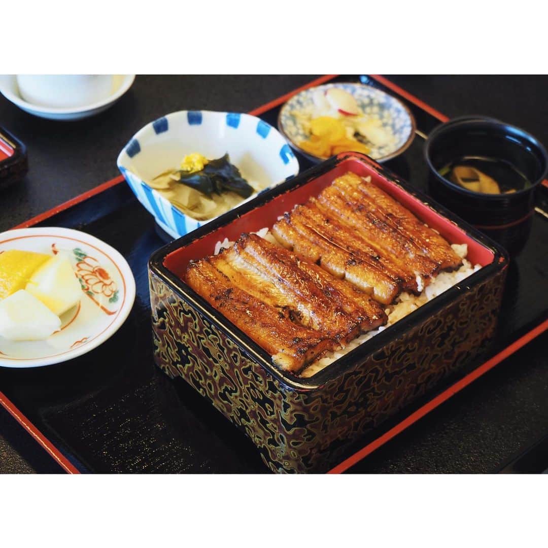 猪鼻ちひろのインスタグラム：「💪🌾 これは先日、宮城で食べた念願の鰻。 3.11は、6年間住んでいた第二の故郷 東北 に思いを馳せて過ごしました。  わたしにとってこの10年、人生できっと一番濃かった。 (いや昔の記憶力が無くなってるだけか？笑) たくさん笑って泣いて、悩んで踠いて行動して心が挫けそうな時もありまくり。。。 だけど、全ては学びだと思って活かすしかないし、 やっぱり笑う門には福来る！だし☺︎ これからまた10年、それぞれのペースでみんなが穏やかに明るく、日々笑顔で過ごせたらいいなと願うばかりです。  ここからまた1日1日、自分も大切なひとも守れるように。 そして犠牲になられたたくさんの方々のご冥福をお祈りするとともに、今も避難生活をされている方々が、安心して生活することができますように🌸 みんなにも東北の美味しいもの沢山食べて欲しい！東北の美しい景色をたくさん見てほしい！(もっと見たい！)東北loversとしてそんな気持ちです。 さーーーーーー、強く優しく生きるのよがんばろう！ 自分に喝💪 #311 #東北が好き #宮城ランチ  #ちひろtrip東北 #登米町 #素敵な景色でした #ずっと行ってみたかったお店 #連れて行ってくれてありがとう #うなぎ東海亭 #東海亭 #鰻重 #なんと2段です #贅沢ごはん #3段もあるんだよ！#2枚目の箸周りの汚さよ」