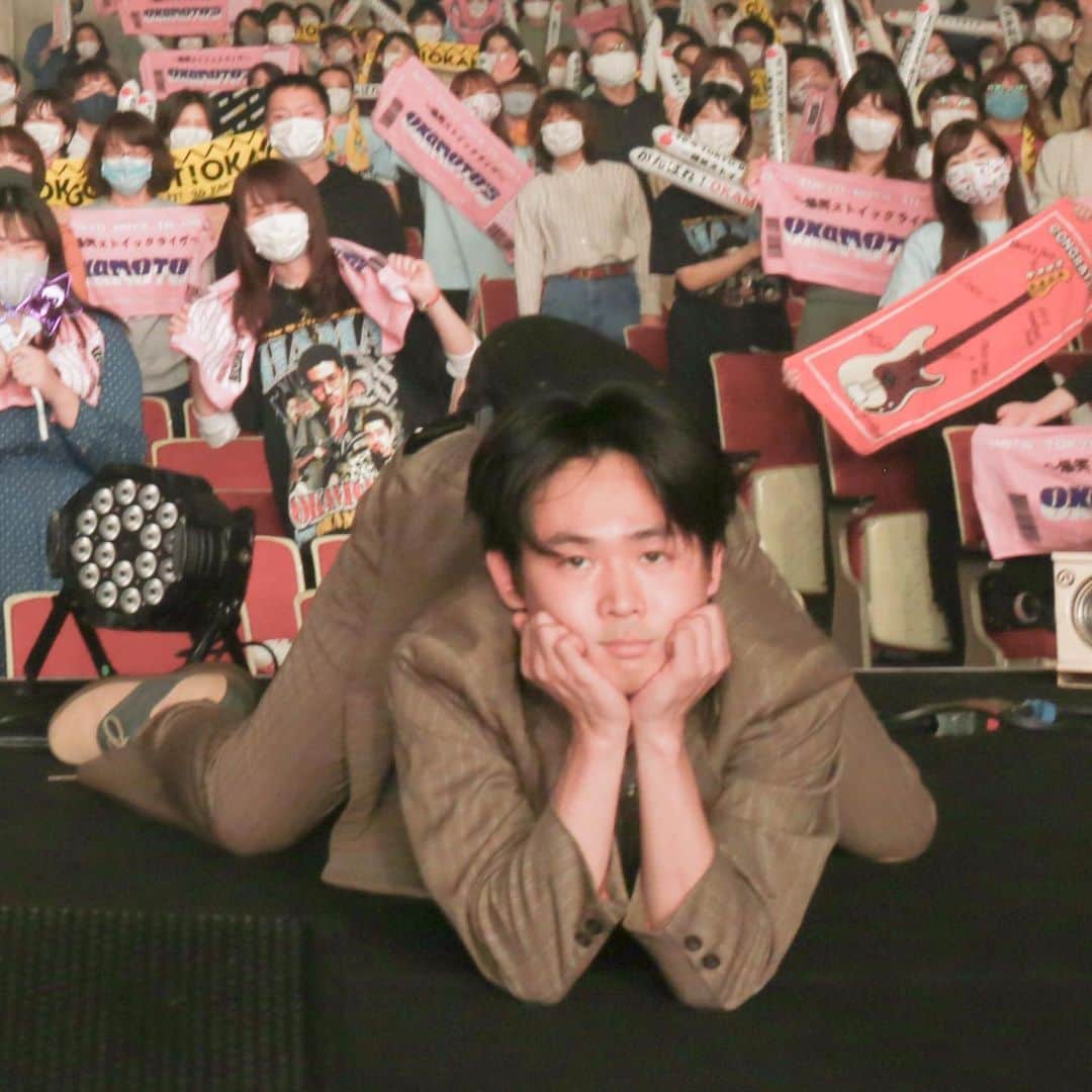 オカモトレイジのインスタグラム：「ツアーファイナル名古屋ありがとうございました！終わっちゃうの早い！寂しい！  つか、女豹のポーズマジむずい。  #女豹 #ケツ #ケツスタグラム #女尻 #男尻」