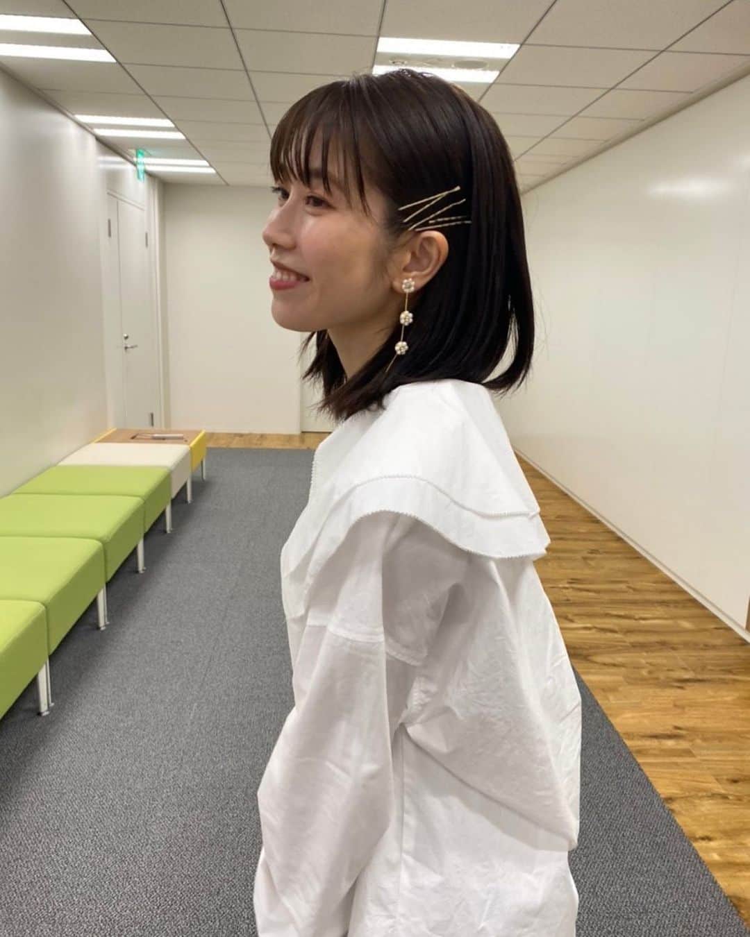 横山由依のインスタグラム：「先日の衣装の ブラウスとイヤリングが 私の大好きなデザインでした！  👚: @jeanasis_official  🌼: @me_percent」