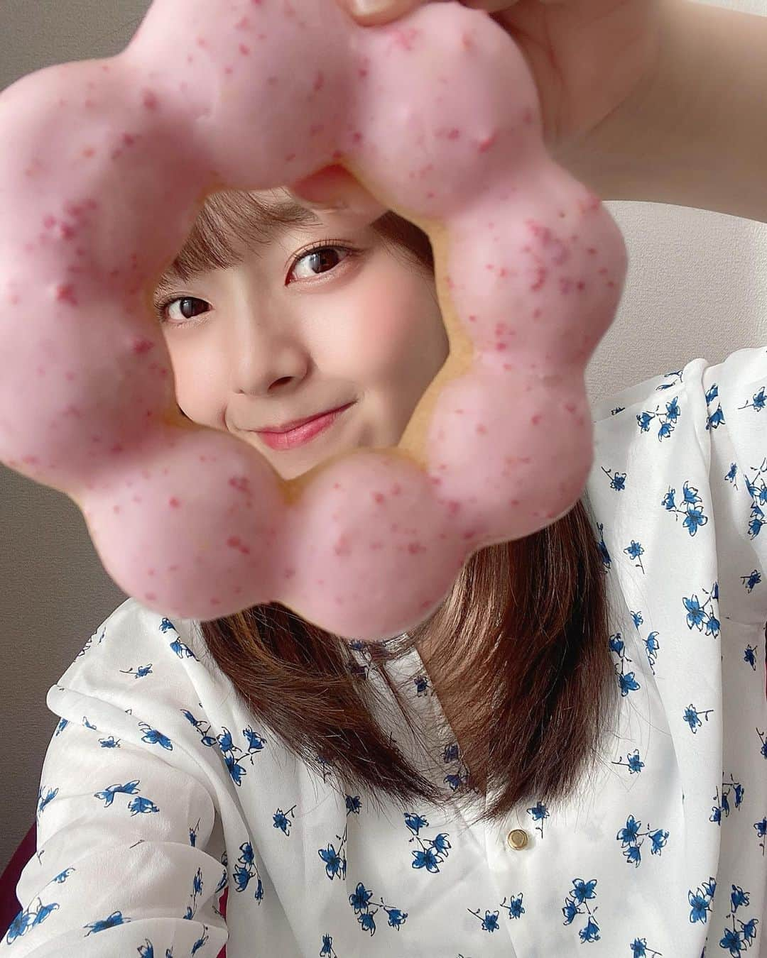 高畑結希さんのインスタグラム写真 - (高畑結希Instagram)「. ドーナツ穴からこんばんは🍩🍓🌸 今週もおつかれさまでしたー！！ どんな1週間だったー？🦁 . #こんばんは #お疲れさまでした #花粉症 #辛い #桜 #いちご #ミスド #ポンデリング #1番好き #春ですね」3月12日 22時01分 - yuhki_takahata