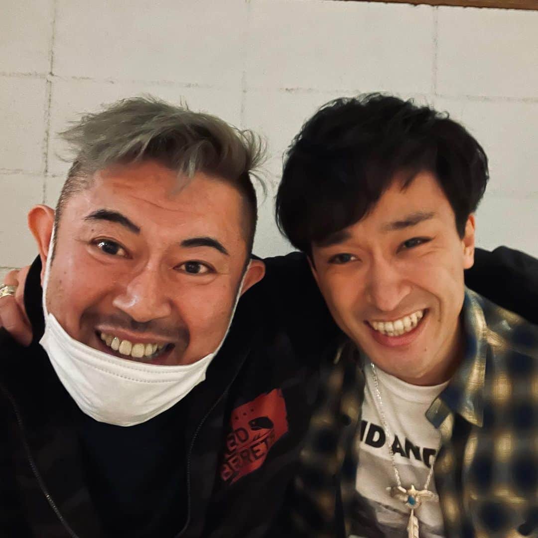 としみつのインスタグラム：「サッチーと飯。 相変わらずうるさい。 ご馳走様でした。  #キブサチ」
