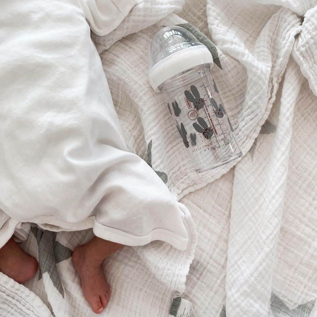 のインスタグラム：「. ステラマッカートニーとコラボのとっても可愛い ビブロンフランセの哺乳瓶🐰🍼 . . フランスのマタニティクリニックでも使われている哺乳瓶みたい🇫🇷 とっても軽くて 安全性にも優れていて🙆‍♀️👌 . @cache_cache.paris  . . #哺乳瓶 #stellamccartney  #ステラマッカートニー」