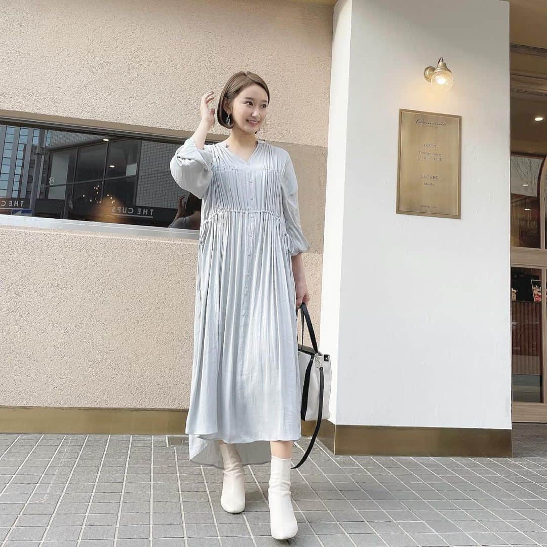 のインスタグラム：「🐋 * one-piece… @fray_id  boots… @sesto_shoes  bag… @maisonvalentino  * 去年に引き続き、白ブーツが大活躍しそうな予感。 真っ白ではなくアイボリーなので、 色んなコーデに馴染む万能アイテムです🤍 * #ootd #springfashion」