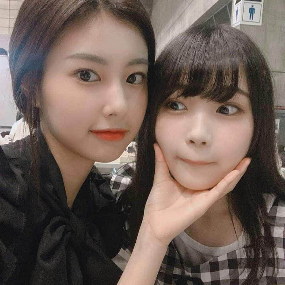 カン・ヘウォンさんのインスタグラム写真 - (カン・ヘウォンInstagram)「Mother and daughter 😆❤❤ _._ [#IZONE #HYEWONIZONE#PRODUCE48#PD48#프로듀스48#MNET#KANGHYEWON#HYEWON#강혜원#Kpopdol#likeforfollow#followforlike#like4like#l4l]」3月12日 22時09分 - hyewon__izone