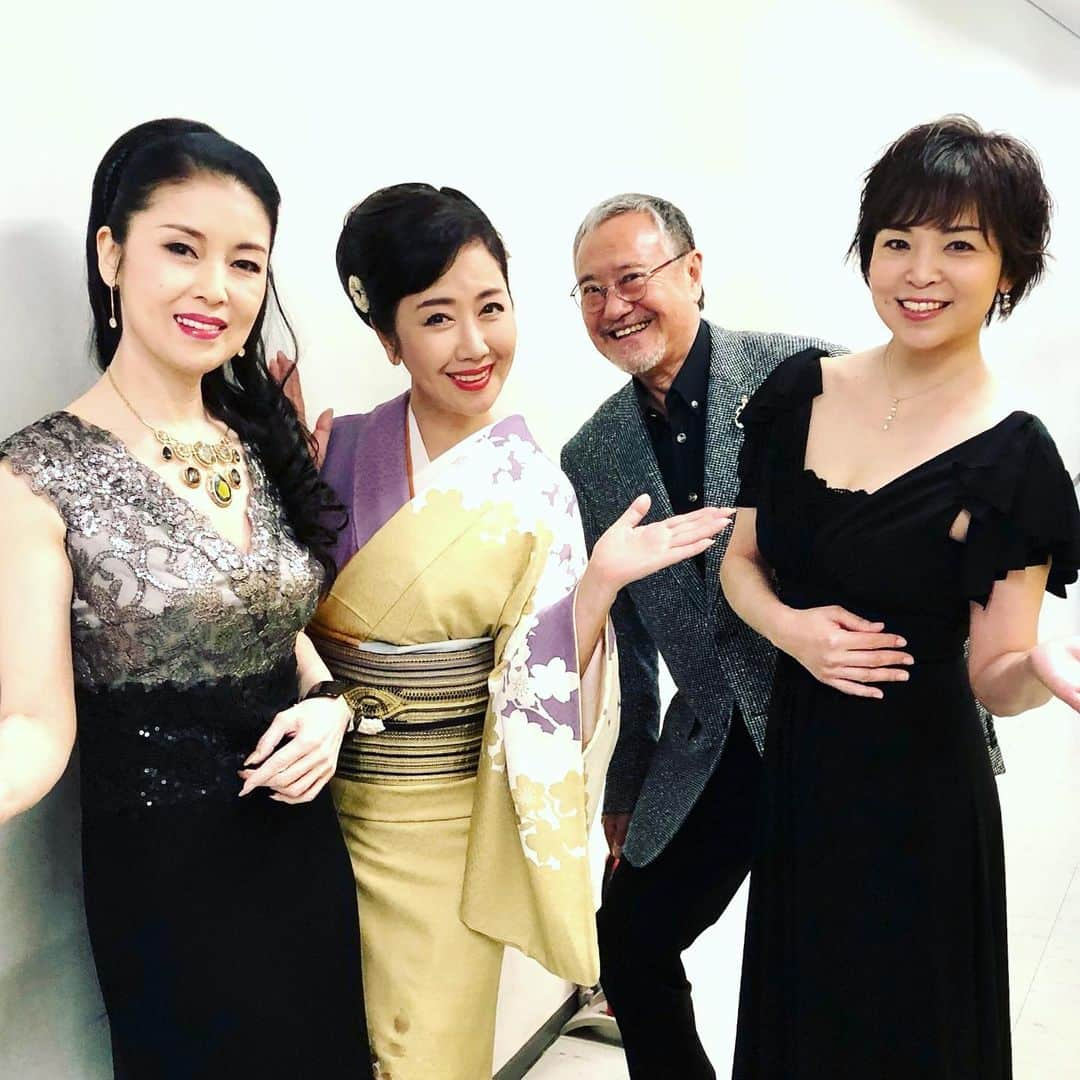 伍代夏子さんのインスタグラム写真 - (伍代夏子Instagram)「歌番組の収録、無事終了〜🎉 司会のお手伝いをしてきました🎤 吉さんがいると、めっちゃ笑える🤣😂🤣 内容は後ほど… #司会のお手伝い #吉幾三 さん #藤あや子 さん #石原詢子 さん #歌 #歌こそ我が人生 #演歌 #歌謡曲 #kimono #着物👘 #japanesestyle」3月12日 22時26分 - natsuko_godai_official