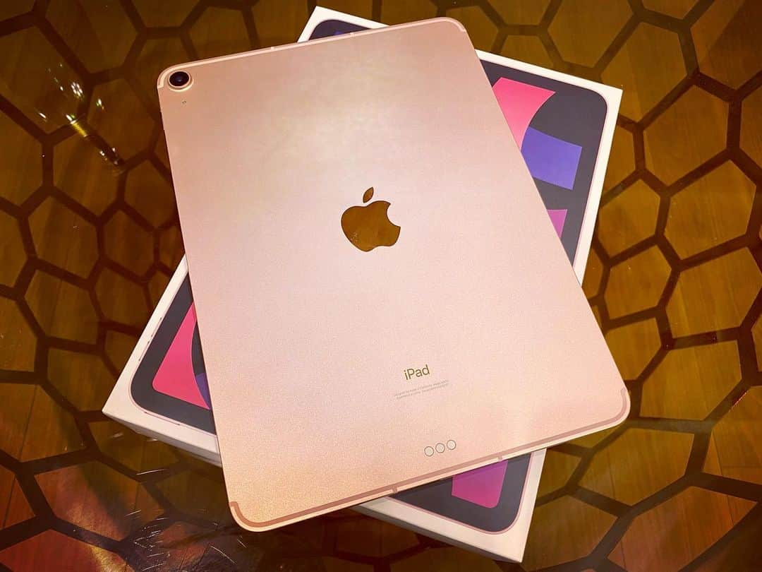 岡英里のインスタグラム：「勉強用に #ipadair を購入🍎🍏  色は #Macbookair と同じローズゴールドにしました😘  容量は大きいに越したことはないので256GB、何があるか分からないので一応cellularタイプにしました📱←SIMは特に定額プランとか組まず、10GBだけ使えるやつを別で購入👀  ついでにペンシルも買ったんだけど、すぐに無くなりそうで怖いです😂笑  ちなみに今買うと12000円分のApple Storeカードがもらえるよー❣️iTunesカードが貰えると勘違いしてたんだけど、iPadだけ買ってそれでペンシル買えば良かったと後悔…🤣🤣🤣  ケースどうしようか迷ってて、#ipadair4 お持ちの方、なにか持ち運びでおすすめのケースあれば教えてください🥺💓  #Apple #アップル #iPad #アイパッド #薄い #画像綺麗 #指紋認証 #優秀 #思ったより軽い #勉強 #勉強用 #漫画 #雑誌 #見やすい #買って良かった #256gb #cellular #cellularモデル #ピンク #ピンクゴールド #かわいい #可愛い #大事に使います #落としませんように #Apple好き #macbook #Applewatch」