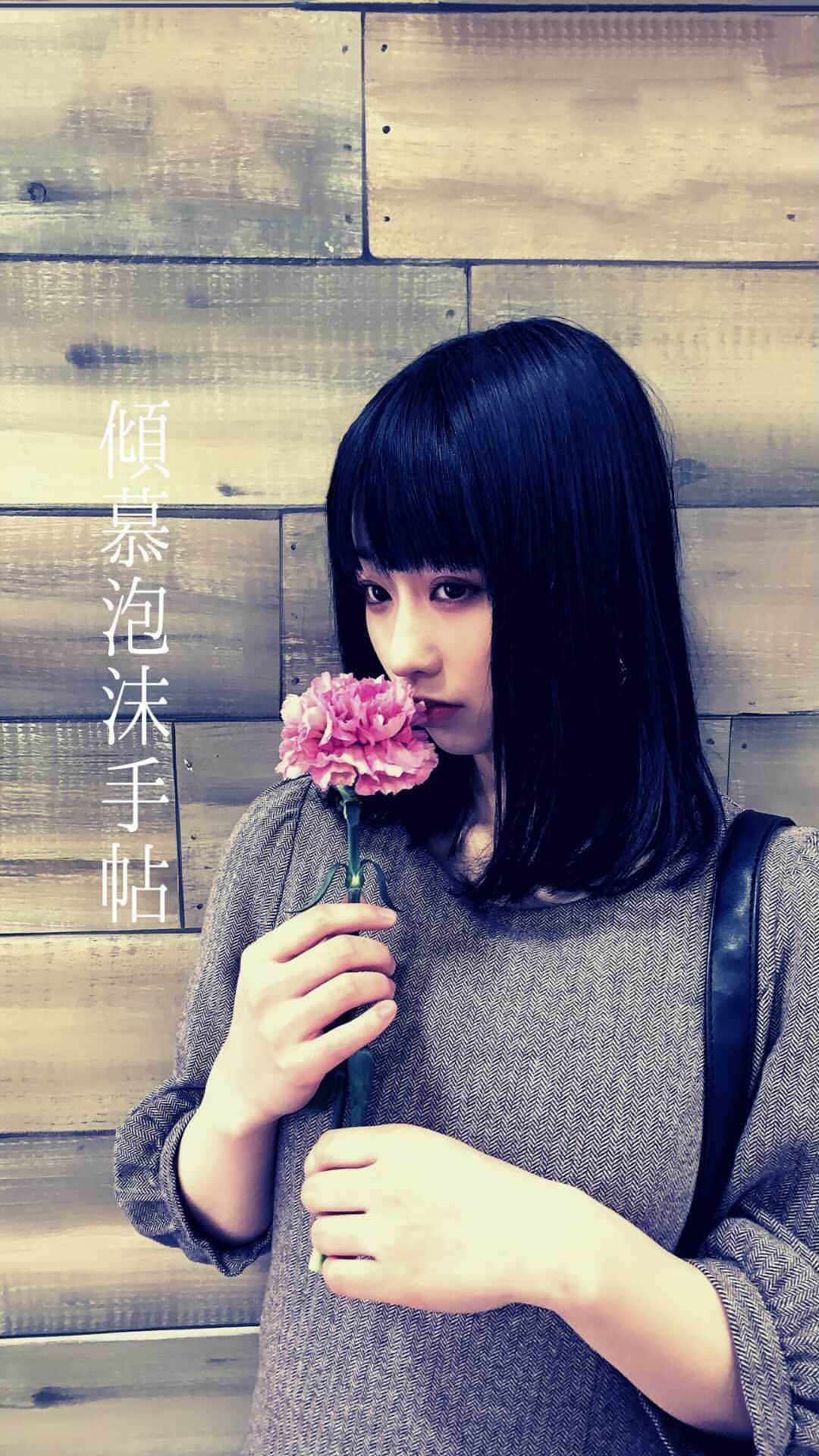 奥森皐月のインスタグラム：「最初で最後ということか。 屈託のないその笑顔が憎いな。 罪の無いこの花だけは鮮やかさを増していく。 枯れる頃には全て忘れていたい。 それまでは美しい記憶を香って。 . 浮かんだ想い、弾けて何処へいく。 . . . . #奥森皐月 #女子高生 #恋愛 #小説 #ドラマ #告白 #エッセイ #オリジナル #彼女 #恋人 #失恋 #自撮り女子 #動画 #作品撮り #デート . #花 #プレゼント #友達 #別れ #indigolaend #音楽 . #りぼんガール #すイエんサーガールズ #スターダストプロモーション」