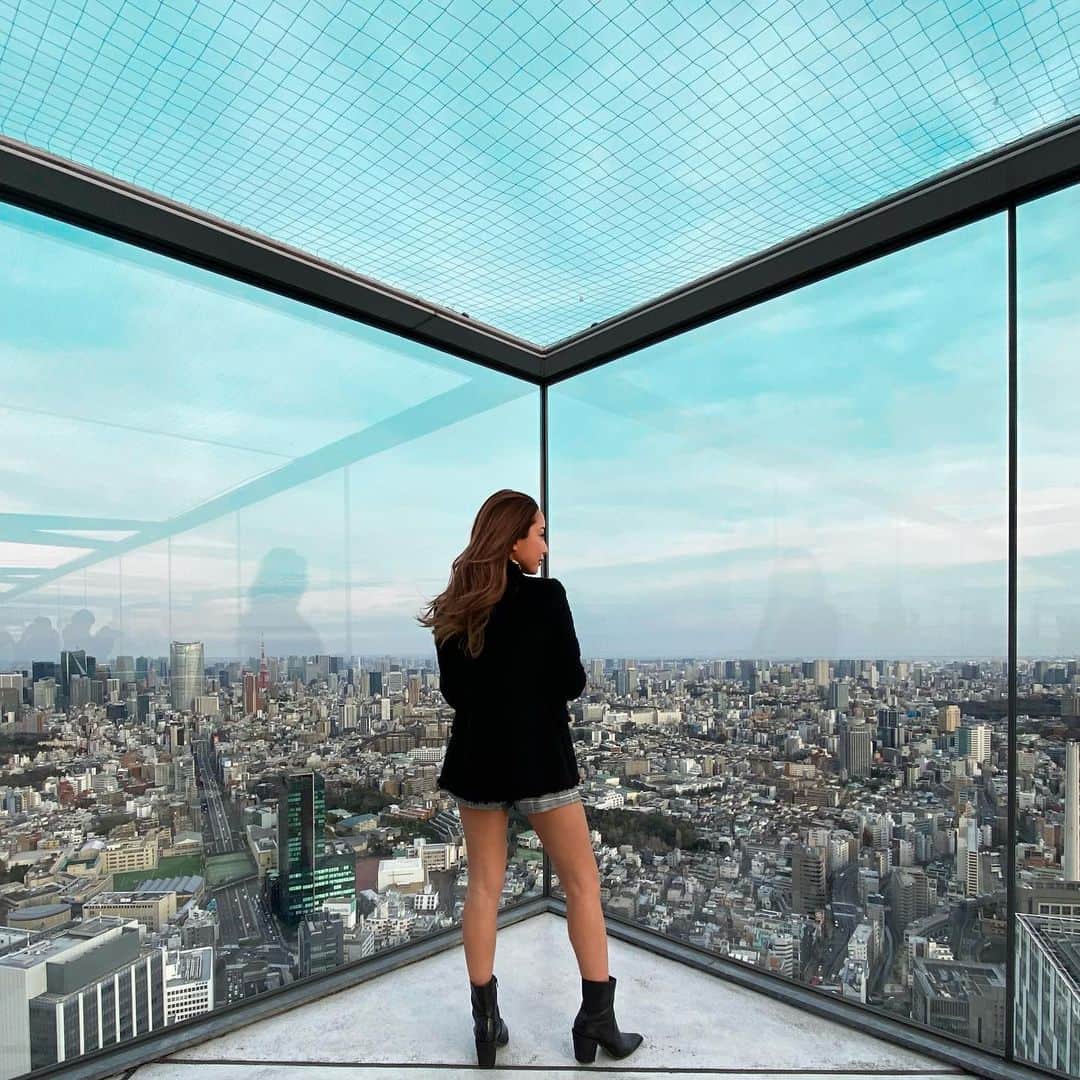 石田みかのインスタグラム：「. . 空眺めるの大好きなんだよね。 福井の空が1番好きなんだけどね😌 . . わかるかなあ🙄☁️☁️ . . . #ラウンドガール #筋トレ女子 #ダイエット生活 #グラマラスボディ #美尻トレーニング #ジム活 #ジムウェア #トレーニングメニュー #ボディメイク女子 #スクワット #ウェイトトレーニング #体重公開 #減量メニュー #キックボクシング #ボクシング女子 #japanesegirl #japanese #tokyo #日本女孩 #我的最愛」