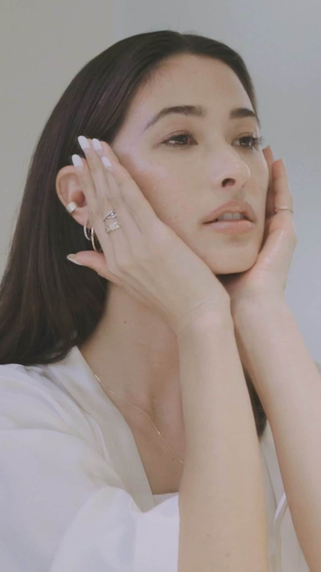 メロディー洋子のインスタグラム：「My Morning Routine featuring @sisleyparisofficial new @hairrituelbysisley   My hair loves Sisley’s Hair Ritual Line of amazing new products.   一緒にモーニングルーティンしない？🌺  シスレーのヘアケアアイテムを紹介！  Special thanks to @toranomonedition  @kominehi  @my_little_box_japan  @intimissimiofficial  #sponsored #sisley #hairrituelbysisley #model #yoga #japanese #morningroutine」