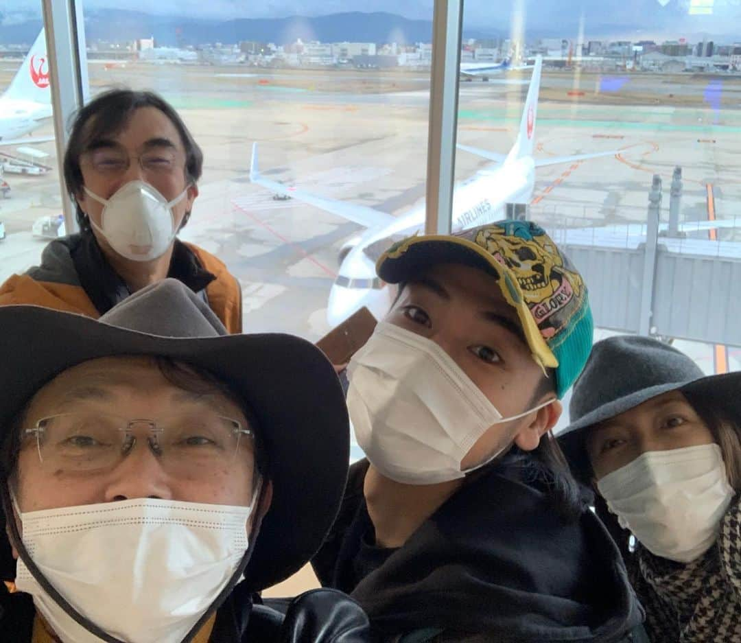 安蘭けいさんのインスタグラム写真 - (安蘭けいInstagram)「福岡空港にて✈️ 明日から二日間、久留米で公演します！このご時世、地方公演ができること、いや、公演自体ができること、奇跡です❗️舞台に立てる有り難みをしかと感じながら、明日からまた頑張ります✨  #oslo #益岡徹  さん #相島一之 さん #福士誠治  くん #久留米シティプラザザグランドホール  #マスクが当たり前の世の中  #早くみんなの顔が見たい」3月12日 22時51分 - toko_aran