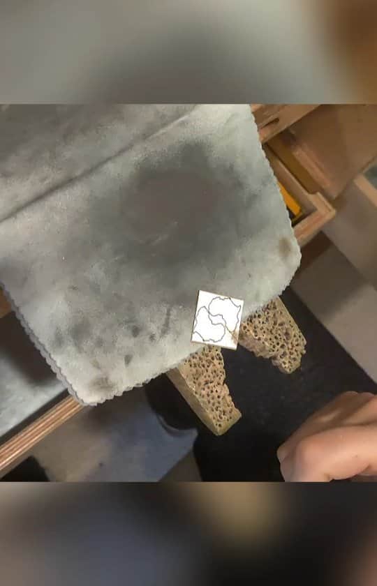 ルル フロストのインスタグラム：「Check out this time-lapse of me cutting out a tiny silhouette of Africa in solid 14 karat gold for the first time.  I've worked extensively in brass sheet metal but never in Ye Olde Golde!  No room for error!  I'm happy to report this went well 😊📀🌍」