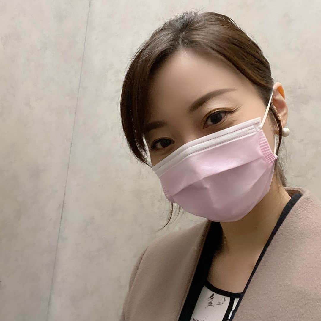 上代真希さんのインスタグラム写真 - (上代真希Instagram)「webセミナーの司会でした❣️  影アナと言って顔は映らないナレーションのお仕事なので、人の多い現場では、こうしてマスクで話すことも多いです。  竹平アナのおすすめマスクをつけていきました☺️顔色がよく見える気がする。笑  何でも真似します。  色々教えてください😂  #フリーアナウンサー #上代真希 #ライムライト #webセミナー #司会 #ナレーション #影アナ」3月12日 22時47分 - maki_kamidai