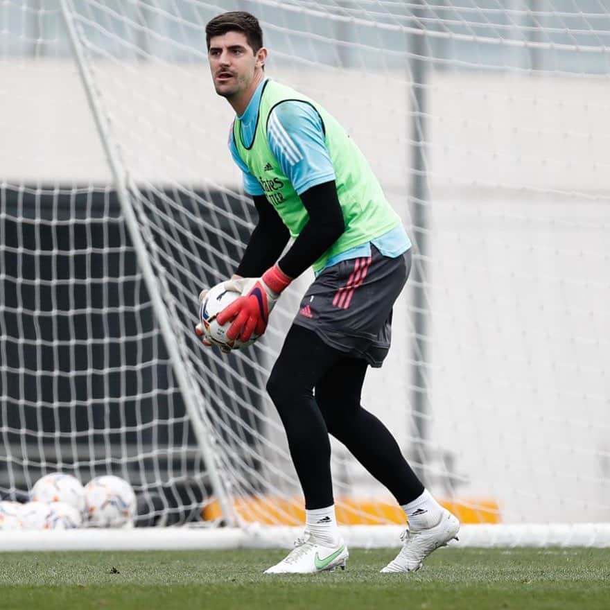 ティボ・クルトゥワのインスタグラム：「Ultimo entrenamiento antes del partido de mañana. Hay ganas de volver a defender nuestra casa! #HalaMadrid」