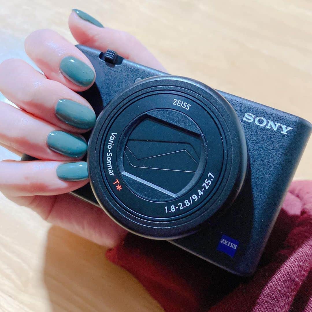 のインスタグラム：「やりかえたネイルを見せたいのか、買ったばかりのカメラを見せたいのか。両方正解です!!! #newnails #saki_nails #greennails  #sony #vlogcam」
