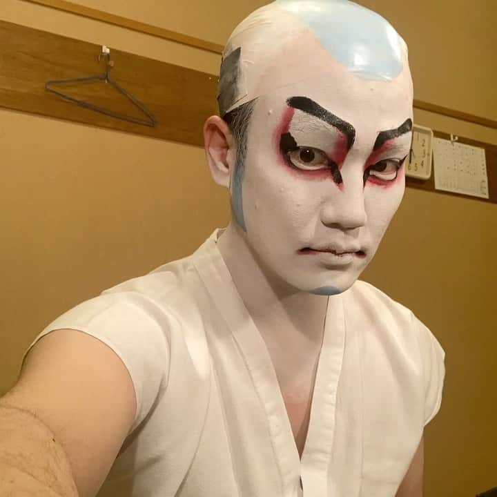 中村歌昇 のインスタグラム：「今月の化粧。 #化粧 #メイク #メイク動画 #歌舞伎 #kabuki #makeup  #タイムラプス #中村歌昇  #先月と同じだけど微妙に違うのです #隈」