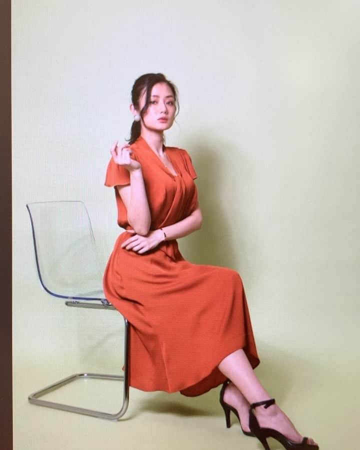 片山萌美のインスタグラム：「胸が大きい人が着ても美しいラインの ハートクローゼットのお洋服たち。 着るとわかる生地の気持ちよさや 利便性のこだわり。 このスカートの美しさに ポケットもついてるのは 最強です✨  惚れる...🥺  @heartcloset_official  #heartcloset  #ハートクローゼット　 #moemikatayama  #ブランド　 #ファッション」