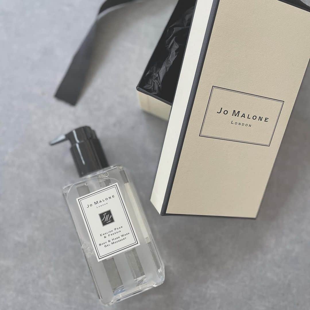 乙黒えりのインスタグラム：「主人も大好きなこの @jomalonelondon  贅沢な香り🤍 私もたまにギフトで購入します。  #いただくのも嬉しい  #jomalone #gift#ギフト#プレゼント　🎁」