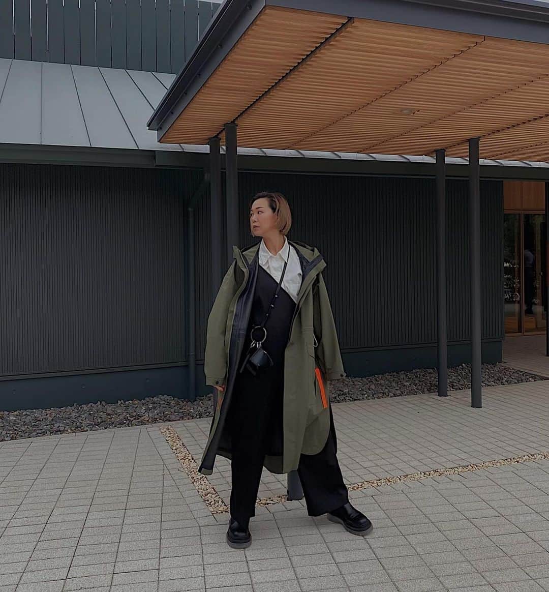 須田朱音のインスタグラム：「𝗢𝗨𝗧𝗙𝗜𝗧.﻿ ﻿ ﻿ 春コートが届いたよ♡﻿ ﻿ 本当ならFesで着たかった防水仕様。﻿ ﻿ スニーカーもGORE-TEX買ったのにな〜﻿ 出番がないまま春到来🌸﻿ ﻿ お外で踊りたいなぁ🎶﻿ ﻿ coat…﻿ @un3d_official  shirt…﻿ @anelatokyo  rompers…﻿ @un3d_official  shoulder bag…﻿ @osoi__pr  boots…﻿ @bottegaveneta.by.daniellee」