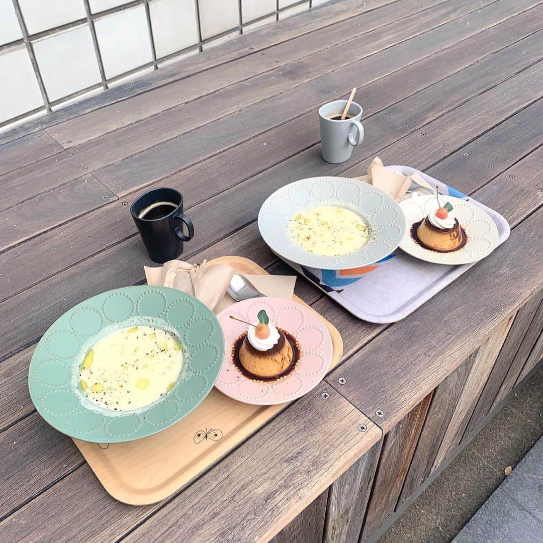 廣川奈々聖のインスタグラム：「天気の良い日にカフェ巡り🐿♡﻿ ﻿ ﻿ 雰囲気が良くて、食器もこだわられてて﻿、ごはんも美味しくて﻿ 店員さんもすごく優しくて﻿ 絶対また行きたい～ 💭﻿ ﻿ ﻿ ﻿ 甘さ控えめのプリンは食後にもぴったりだった 🍒﻿ ﻿ ﻿ ﻿ ﻿ ﻿ #ななせのcafe巡り #家と庭 #表参道カフェ #表参道ランチ #プリン部 #写真選べなくていっぱい載せちゃったよ、、 #と可愛いさえちゃん」