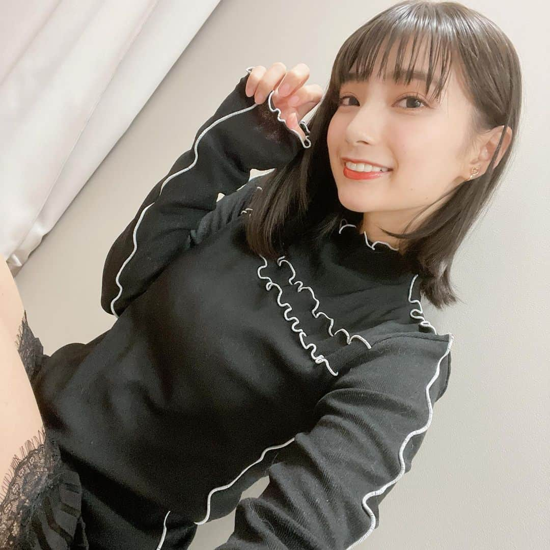 高野麻里佳さんのインスタグラム写真 - (高野麻里佳Instagram)「. . 黒子。 メイクはオレンジ。 世の中ではピンクが流行ってるらしいのだけど オレンジに再熱してしまった… 今度オススメのアイテムもupします*ଘ(੭*ˊᵕˋ)੭* . . 追記 . 鏡が汚いってよく言われる。 そこを選んで撮ってしまってごめんなさい。 でもこの鏡は、スタジオに入る前の私を綺麗に映してくれる 大切な楽屋鏡で長年一緒に頑張ってきた仲間なんだ。 だからあんまり言わないであげてほしい。 いつもありがとうの気持ちを込めて勝手に磨いたりはしてるんだけど、鏡のくすみってなかなか落ちないものですね… . .」3月13日 0時01分 - marika_kohno