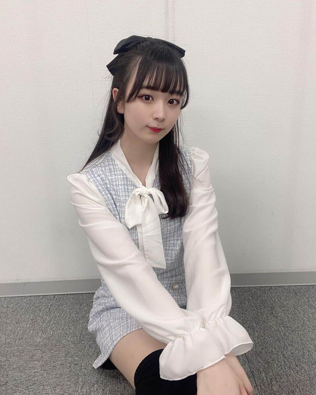高田もものインスタグラム：「. 毎日いろんなところでいろんな事を頑張っているみんな そんなみんなが疲れてしまったり心が折れそうになったりした時、少しでも嫌な気持ちを取り除けたり明日もまた頑張れそうという力の源になれれば良いな . そんな事を思った今日この頃 . みんな今日も1日お疲れ様です😏 . あ、今日はおにゅーのお洋服でした👗 . かしこ . #高田もも #かしこってなに #かしこ #かみやど #ひらがなかみやど #instagood #instagram #あいどる #アイドル #idol #japaneseidol #ミスid2021 #ミスid #韓国ファッション #韓国 #sneepdip #blueoutfit #blue #ニーハイ #ハーフアップ #リボン #bubblestokyo」