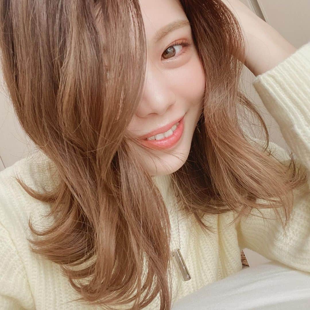 のインスタグラム：「不思議だけど付けた時と外した時で 深呼吸をしたら、すぐに違いがわかる SEV Seeker！！ ． ． 一回で良いからこれをつけて 歌ってみてほしいくらい、、！！ ． ． もう何年か愛用しているけど、 声の出しやすさがめちゃくちゃ変わるくらい、 呼吸が整って感じます🌱 ． ． ． そんなSEV Seekerから新しく、 高強度チタンを採用したモデルが発売されました！ ． ． @sev_technology  SEV Seeker model Ti ． ． 本体部分がチタンになったことで、 金属アレルギーの方でも使いやすくなったみたい◎ ． ． 私も痒さなど気にならずつけていられます🌿 ． ． ． チェーンも好みの長さに変えられるのが便利♩ ． ． ． ． お値段は正直安くはないけど、耐久性もあって 健康のために何年も使えることを考えると 自己投資になると思います◎ ． ． ． 詳しくはSEVショールーム大阪の 店長さんが面白い方なので、 ショールームで相談してみてください！！ ． @sevshowroomosaka  ． ． ． ． #SEV #sevseeker #ネックレス #健康 #健康第一 #呼吸 #自分磨き #自分と向き合う #自分を大切に #体調管理 #体質改善 #SEVネックレス #SEVシーカー #チタン #アクセサリー  #instagood #love #selfie #makeup #instacosmetics #instabeauty #instalike #happy #makeup #lifestyle #instabeauty #makoscosmetics #titan #necklace #accessory #instaselfie」