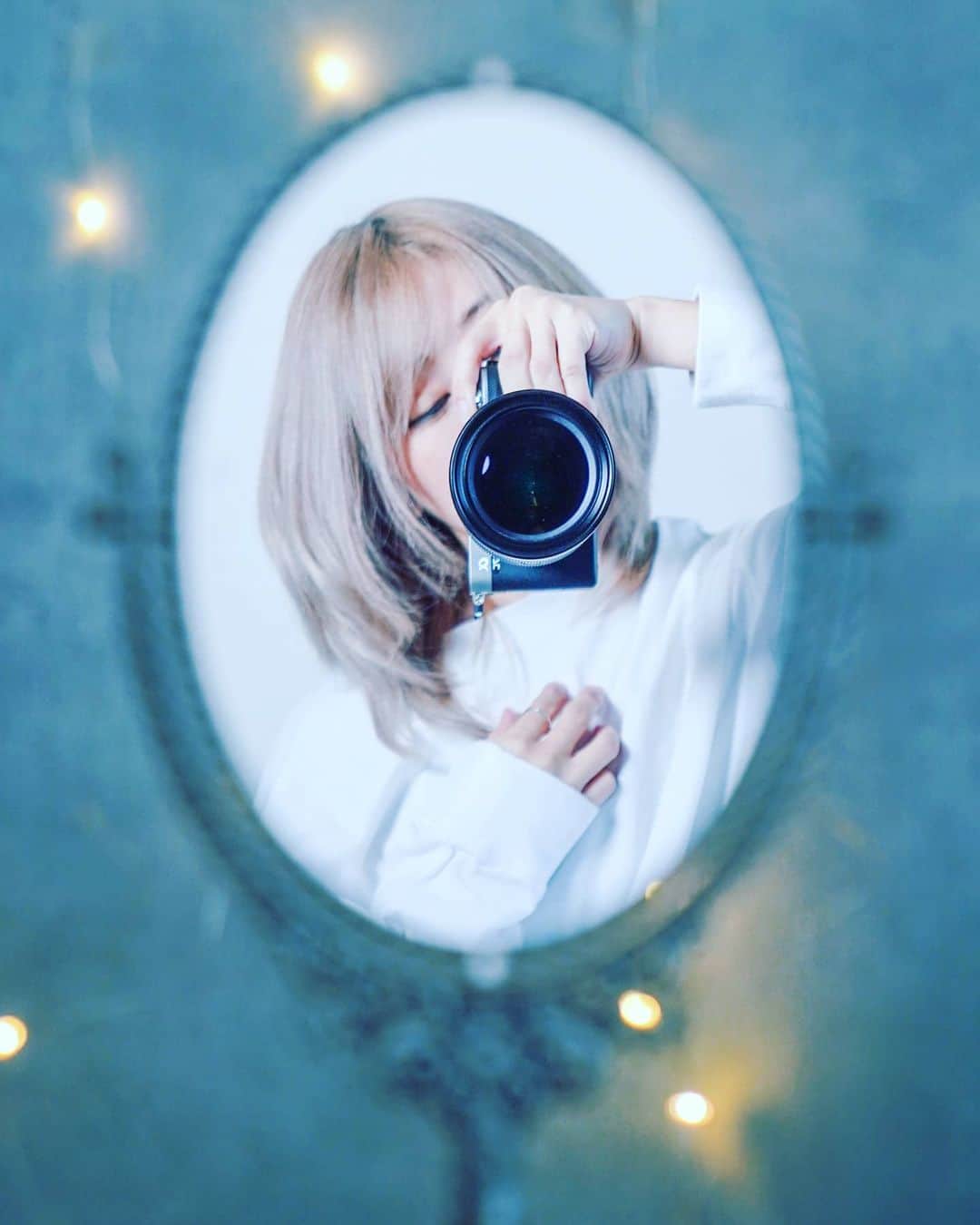 6151のインスタグラム：「6人が紡ぐαの世界｜合同作品展のお知らせ   「CP+ 2021 ONLINE」 と連動してSONY αPlazaギャラリースペースでの 企画展を開催します。   CP+2021 ONLINE内スペシャルセミナーにて 紹介された作品を中心に、 本企画展向けに特別プリントされた 写真作品と高画質な動画作品を展開。 プロフェッショナルの珠玉の作品を、 プリントと4Kモニタでお楽しみください。   【開催地】 ●αプラザ／札幌／名古屋／大阪   【開催日】 ●名古屋／大阪 2021年3月13日(土)～2021年3月26日(金) ●札幌 2021年3月13日(土)～2021年3月25日(木)   詳細はSONY公式サイト「α Universe」にて https://ers.sony.jp/SEvent/pageEventDetailEVT?e=a2O5F000006GToXUAW&p=%E5%A4%A7%E9%98%AA   -----   CP+ 2021 ONLINE SONYブース live配信をご覧くださり ありがとうございました。 後れ馳せながらお礼を。   SONY公式「α Universe」にて 期間限定アーカイブを 配信中です。 わたしとカメラと写真について 作品と共に おはなしさせて頂きました。   ●フォトグラファー 6151 「α7Cを片手に。今、自分が生きている時代を撮りたい」 https://www.sony.jp/ichigan/a-universe/specialevent/cpplus2021/seminar/archive/40_6151/01.html   生配信…ということで かなりガチガチに緊張… (いやごめんなさい生に限らずレンズを向けられるのは本当に苦手でいつまで経っても慣れない。多分一生慣れない……。) していたにも関わらず、 朗らかな現場のおかげで 笑顔が絶えない時間を過ごせました。   気合いの入ったスタジオの雰囲気に 圧倒されて一瞬 走って逃げたくなったけど☺️   応援の声を掛けてくださった みんなに改めてありがとうを。  やー、本当に。応援してもらえないと 全然勇気出ないんだ… おかげで声が出せたよ。  ぜひ、お時間ありましたら アーカイブもご覧くださると嬉しいです。」
