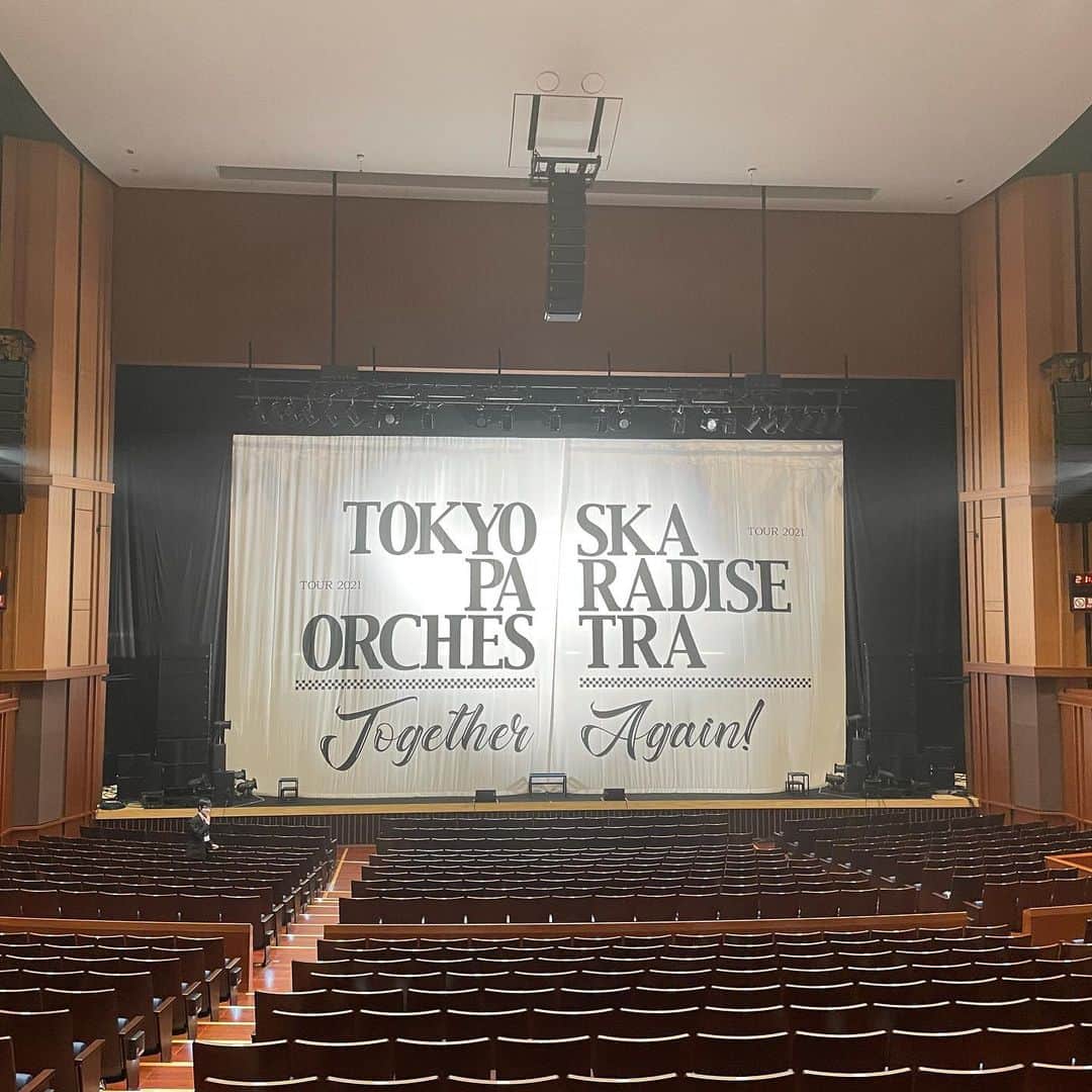 シーサーのインスタグラム：「・ ・ スカパラ 遊びに行かせてもらいました♬  久々のライブがスカパラで 言わずもがな最&高!!  大変な時期ですが、笑顔と優しさと 何より元気になれました。 スカパラ兄さん達は本当に優しい◎ いつもありがとうございます。  DOBERMANもちょっとずつツアー再開ですかね！？ ボクらも頑張って音楽続けて行こう。 ライブっていいね👍 ピス！  #東京スカパラダイスオーケストラ  #スカパラ」