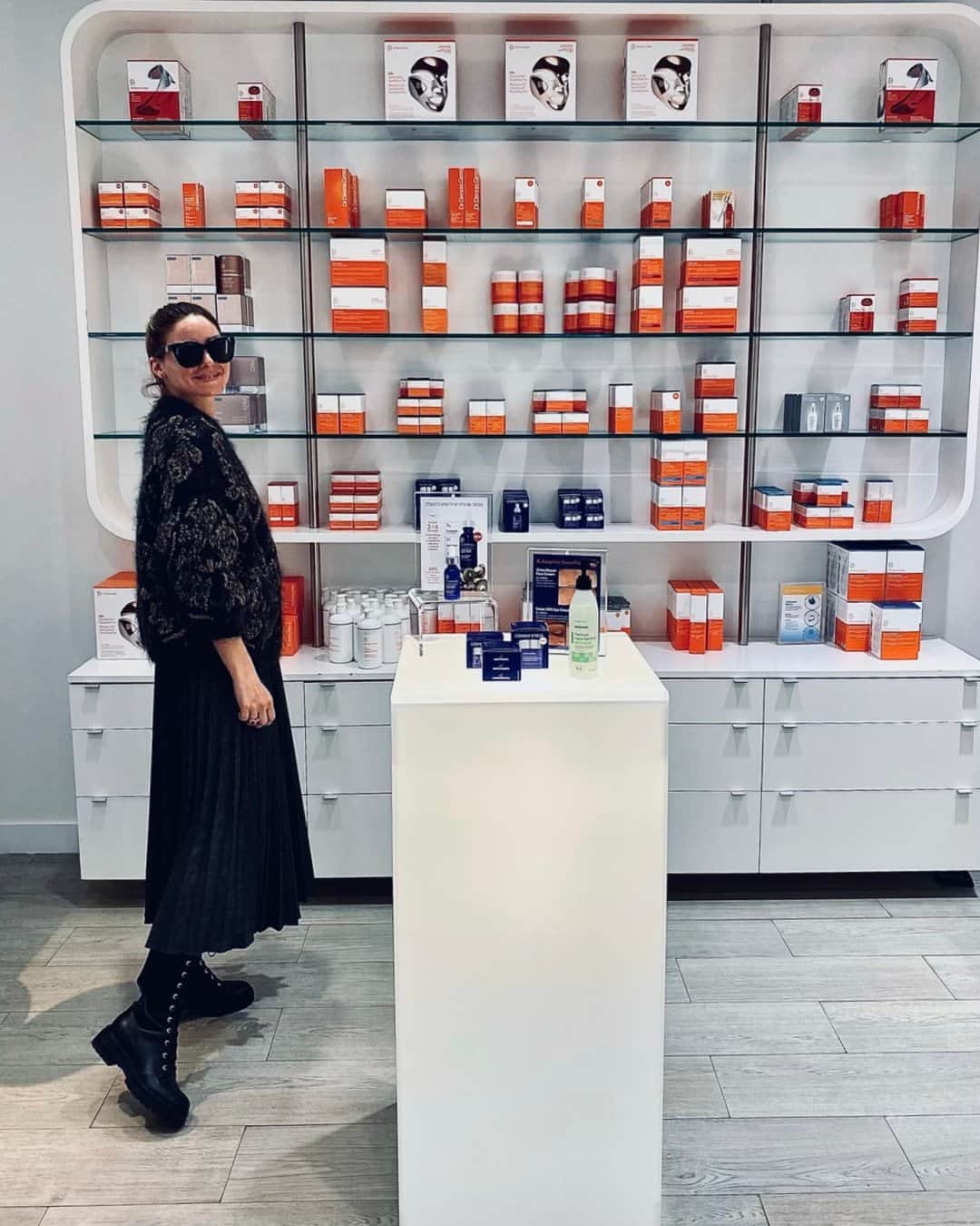 オリヴィア・パレルモのインスタグラム：「::ring ring:: ☎️ “@drdennisgross’s office, Olivia speaking, how can I help you?! Spring skin secrets? Please hold.”⁣ ⁣ This spring-like weather has me ready to transition my skincare routine. Chatted with one of my most trusted dermos 👨‍⚕️ @dennisgrossmd and sharing his tips on OliviaPalermo.com!」