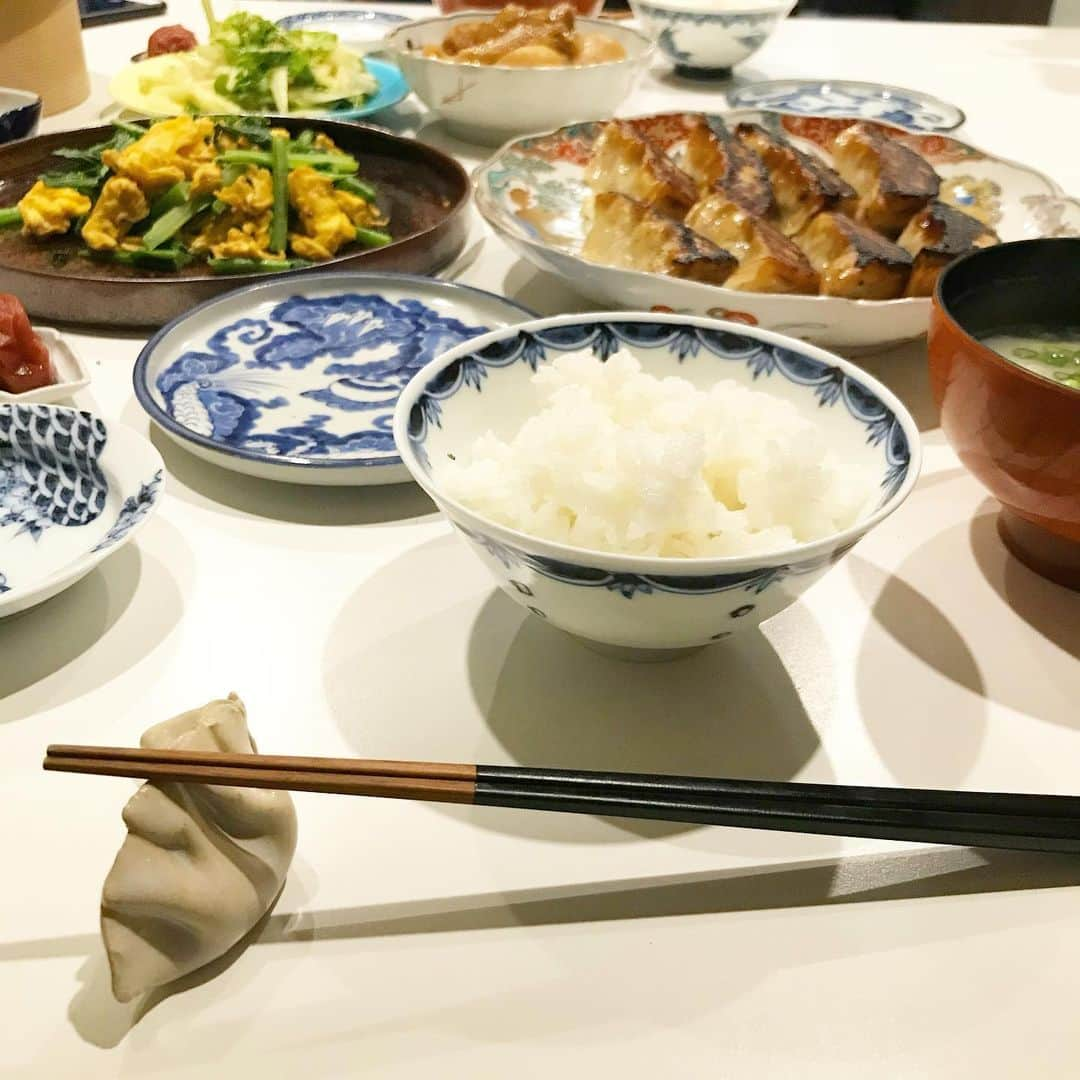 丸山敬太さんのインスタグラム写真 - (丸山敬太Instagram)「本日の晩御飯 餃子なので箸置きも手作り餃子。笑  美味しゅうございました。 @nanalotta96」3月13日 1時18分 - keitamaruyama